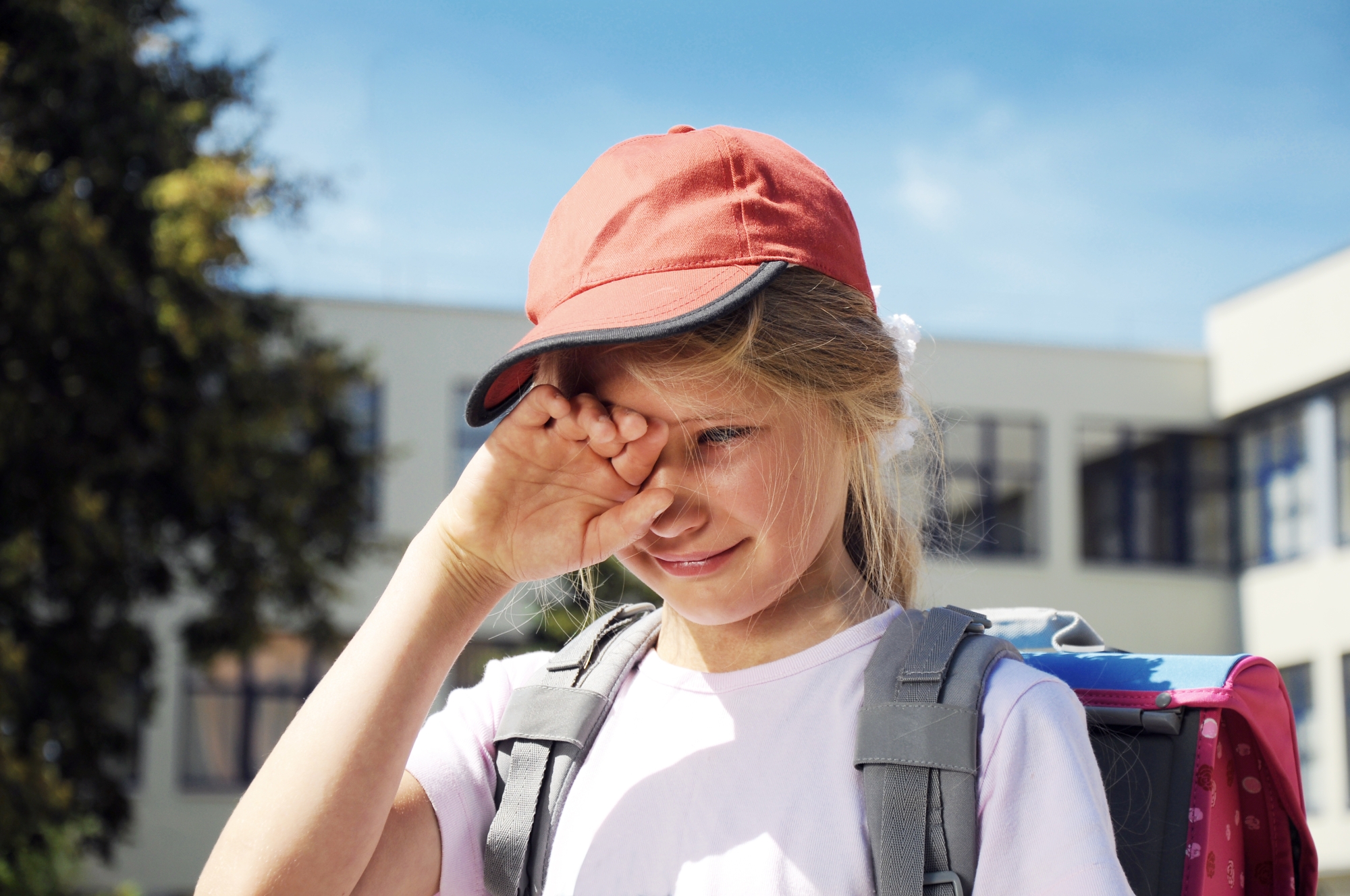 Mon enfant pleure à l'idée de quitter sa maîtresse : est-ce normal ?
