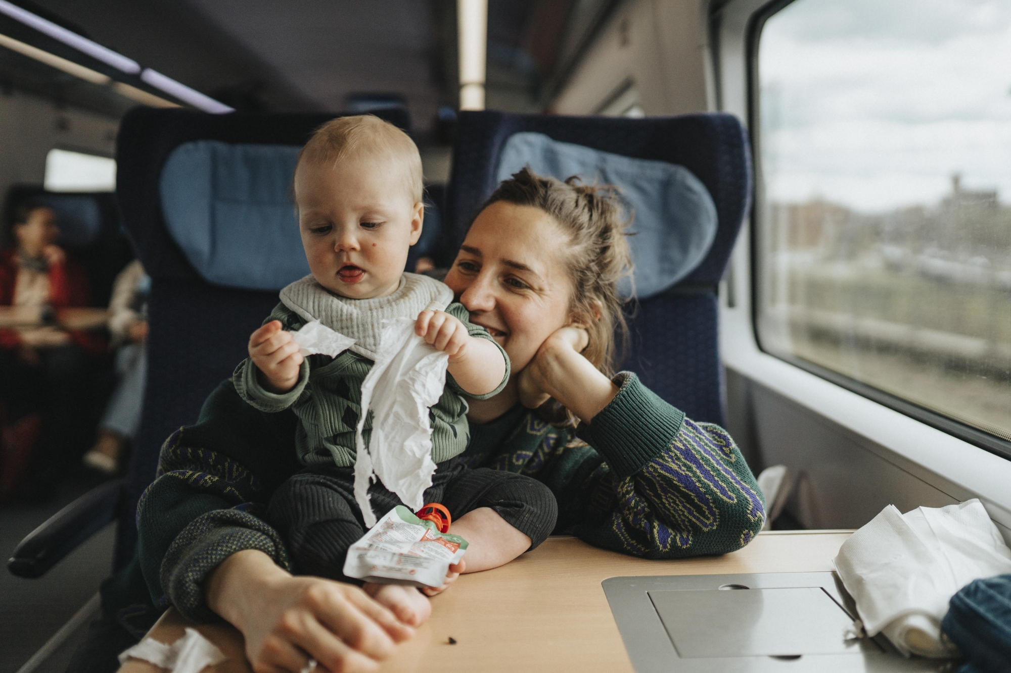 Voyager en train avec des enfants : comment survivre au jugement des autres passagers ?