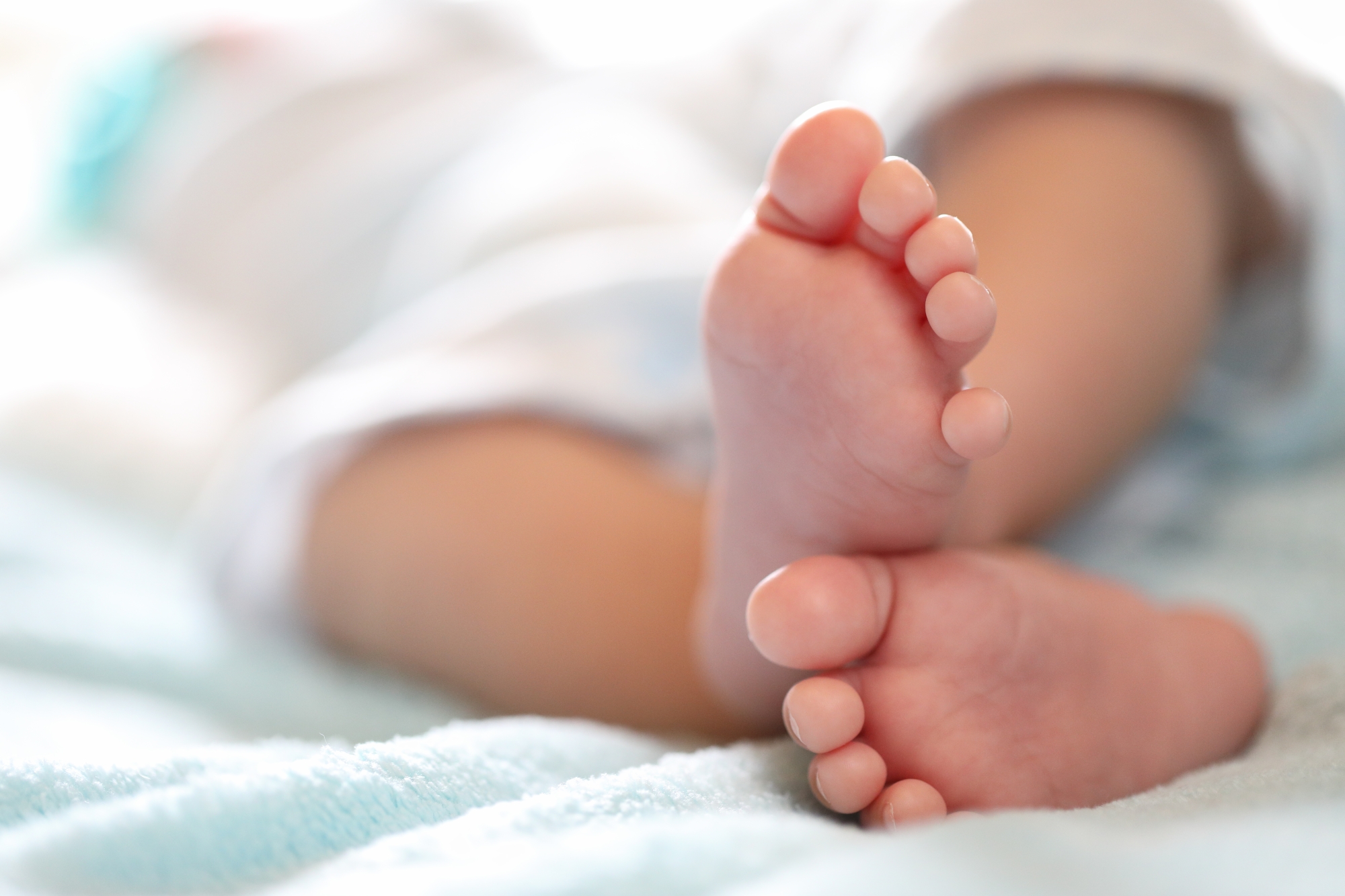 « Il respirait encore » : un bébé de 18 mois découvert vivant à la morgue après avoir été déclaré mort