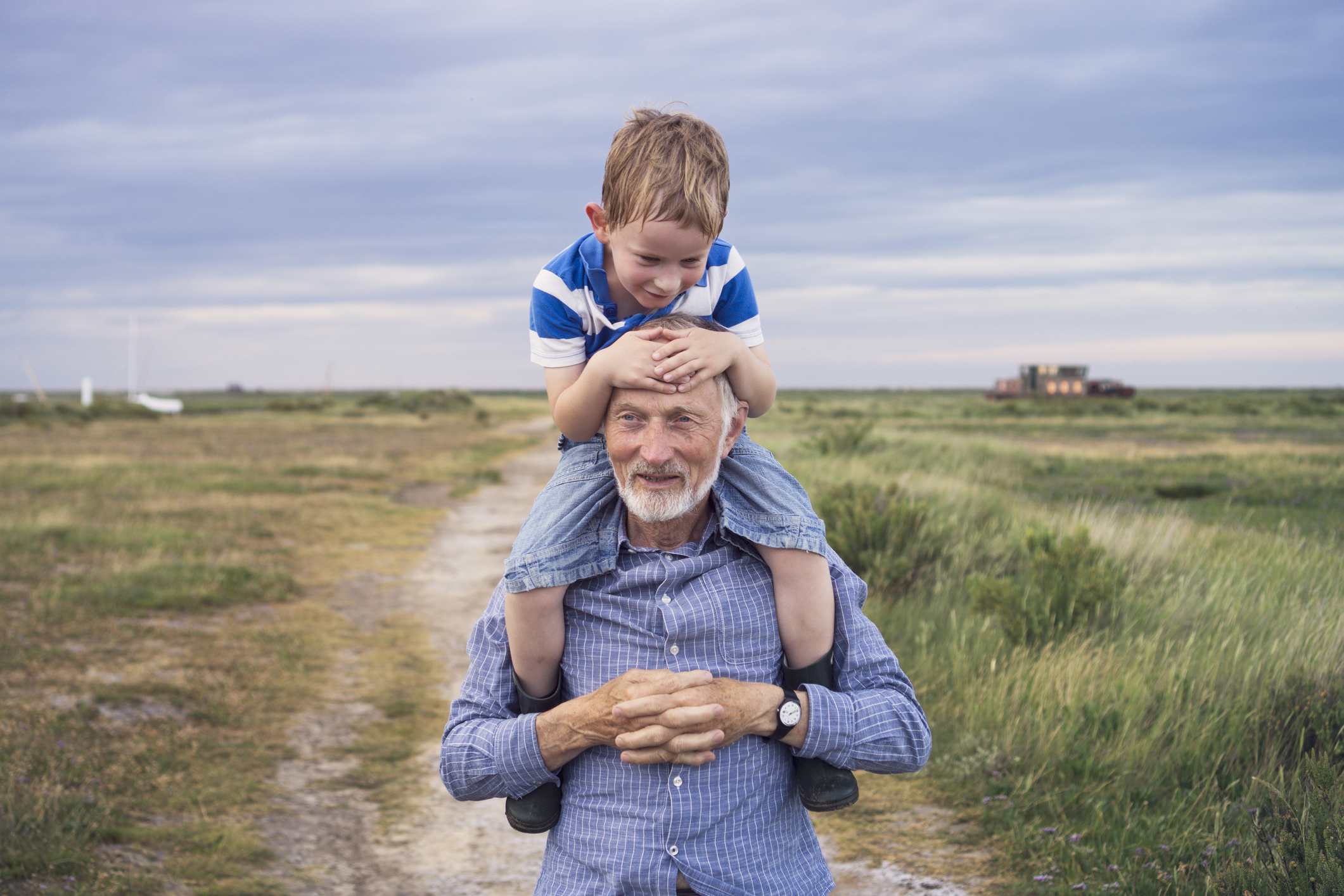 Ce que révèle vraiment un enfant qui réclame toujours sa mamie ou son papy