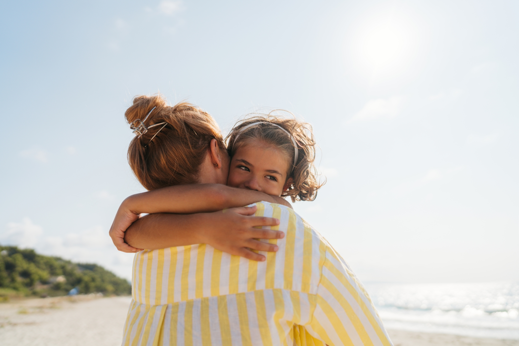 Pourquoi votre enfant réclame davantage de câlins quand il fait très chaud