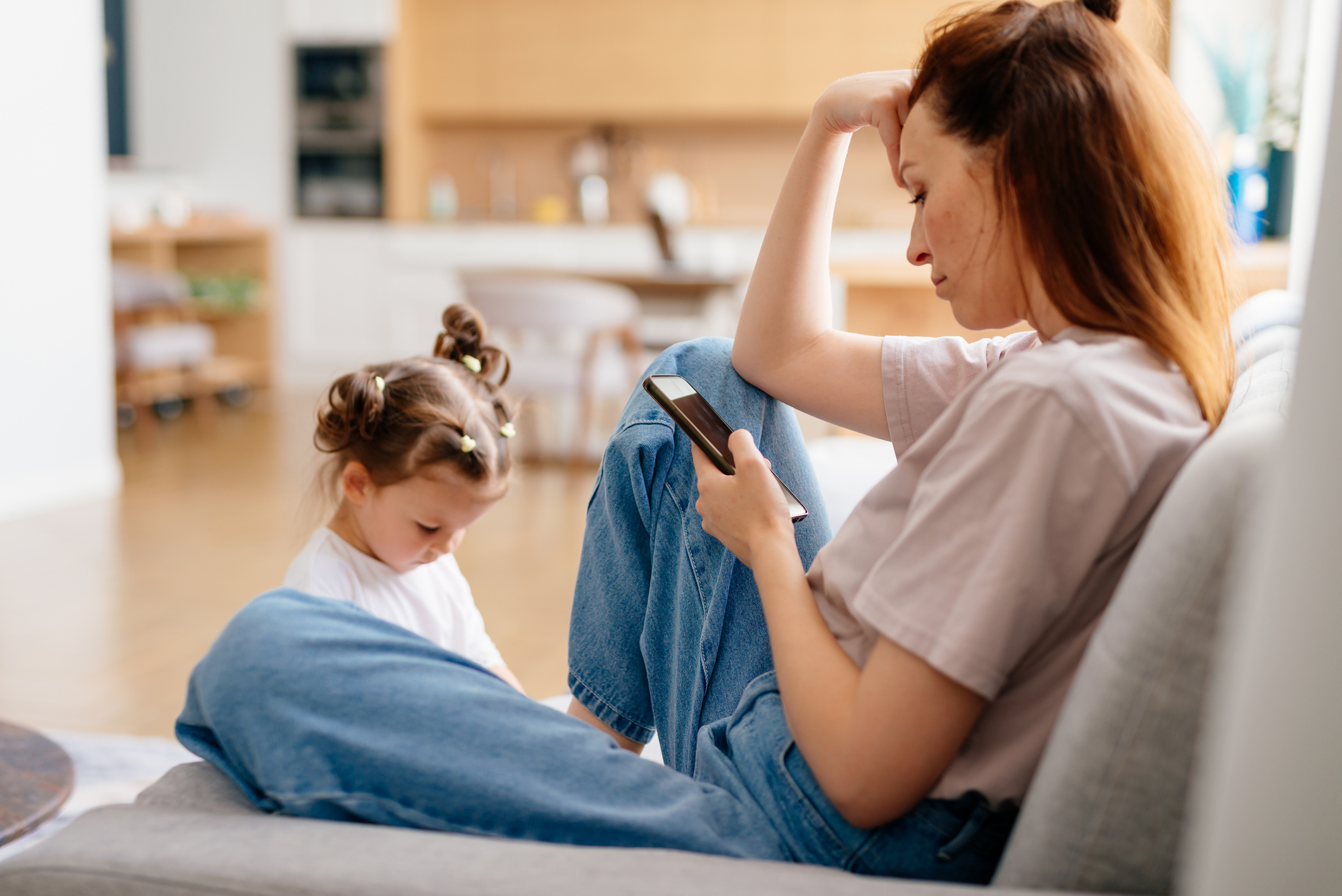 Les parents perdent jusqu'à 48 nuits de sommeil par an à cause des écrans, selon une étude