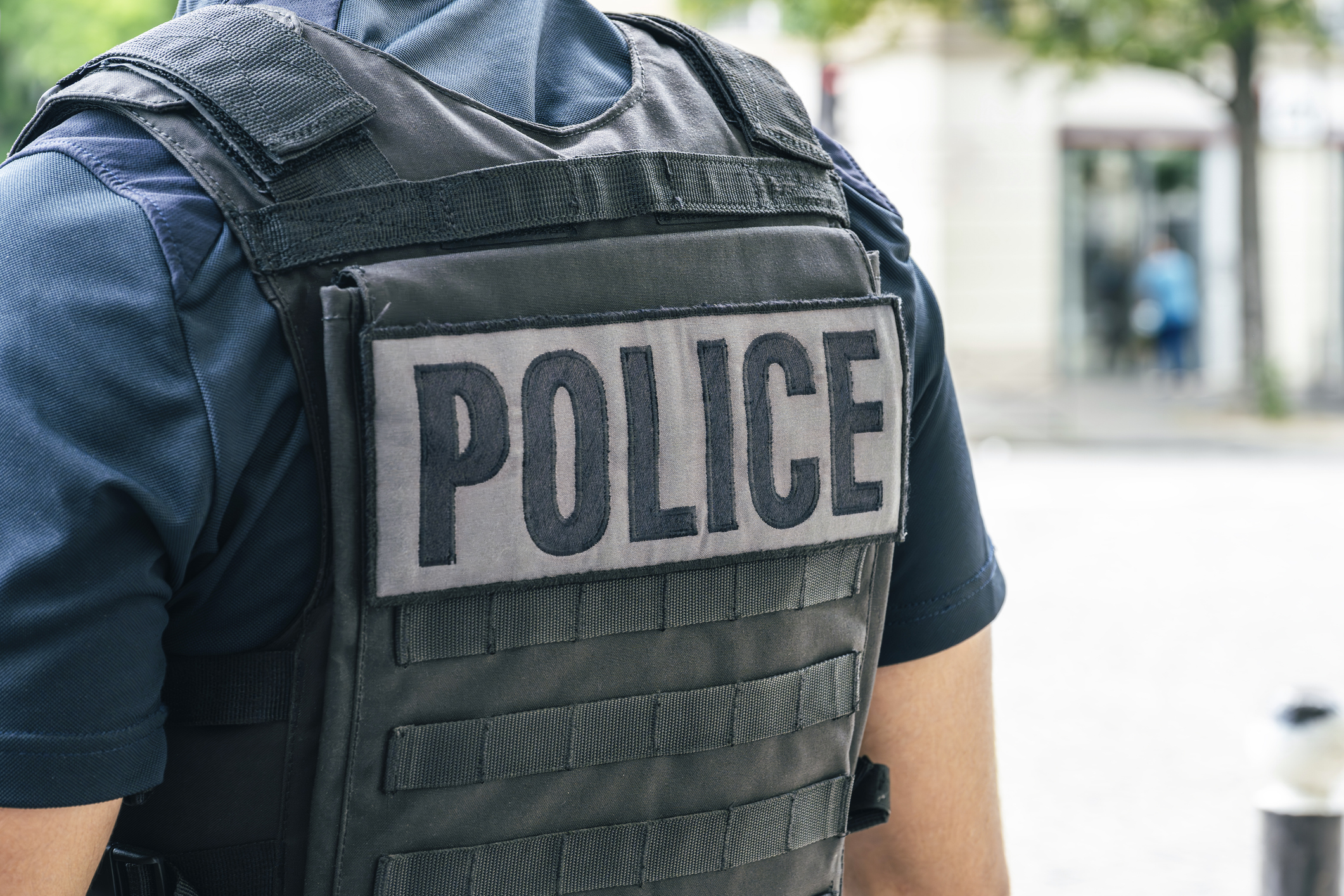 Une mère enchaîne sa fille à une clôture pour « prendre une pause », elle est arrêtée pour maltraitance