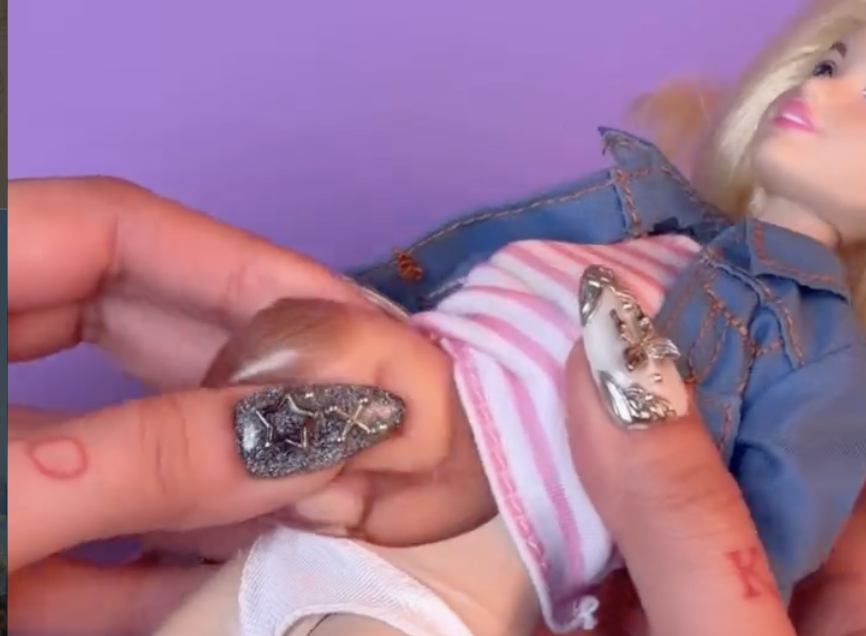 Une poupée enceinte qui reproduit un accouchement fait polémique