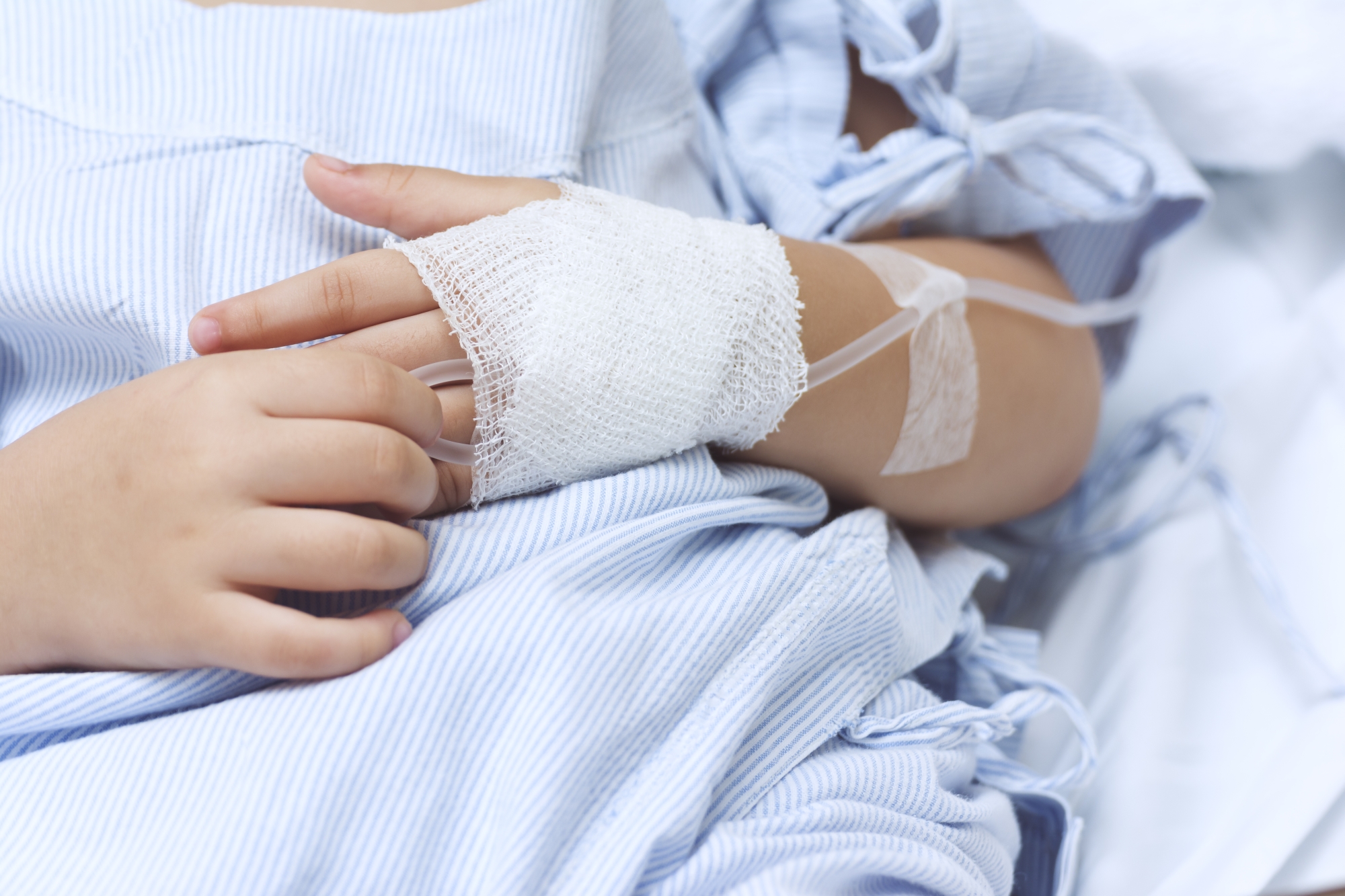 « Ils ont gâché son enfance » : une fillette a reçu six chimiothérapies avant que les médecins découvrent leur erreur
