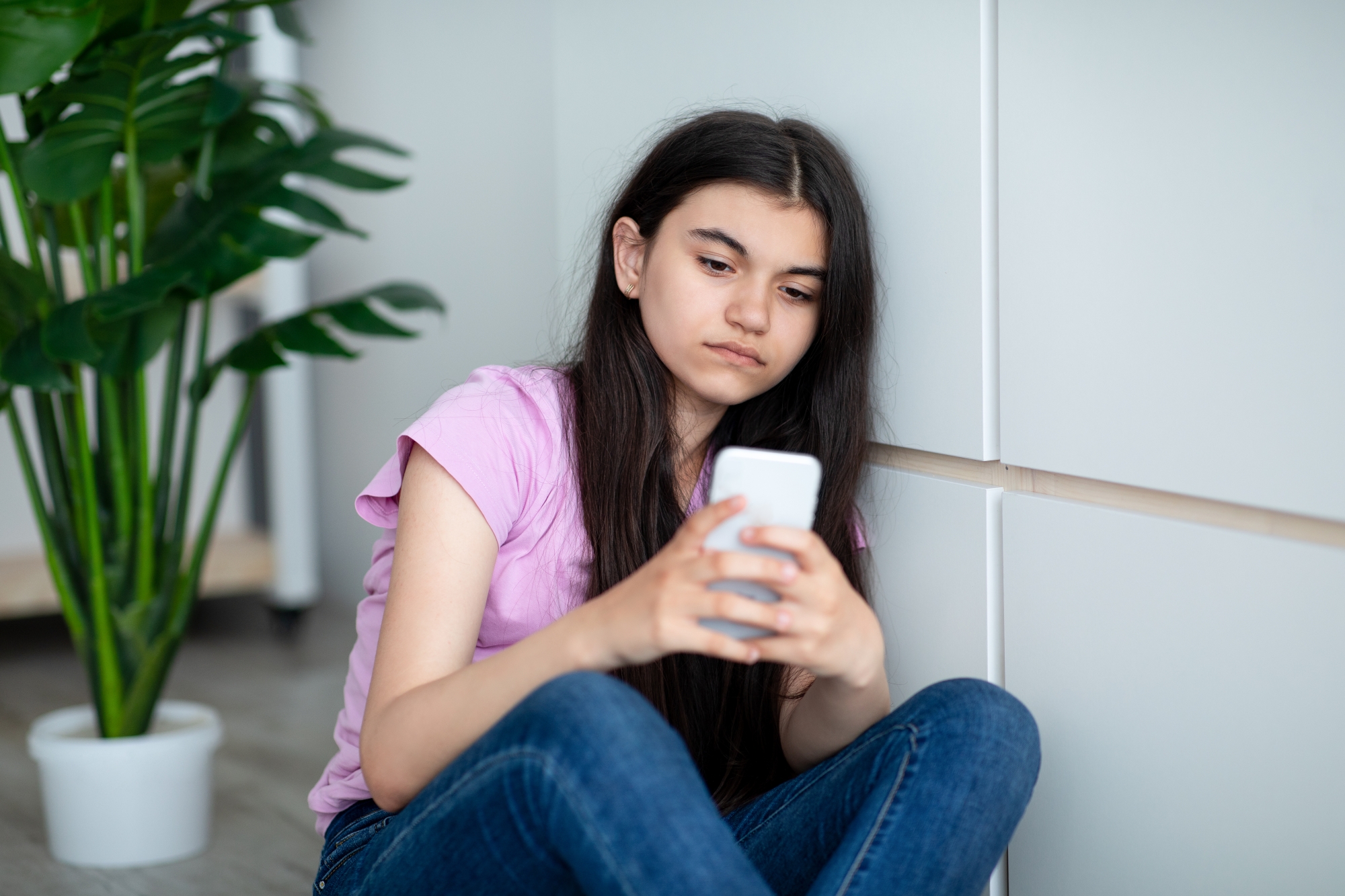 Instagram va désormais prévenir les parents si un adolescent évoque le suicide ou l'automutilation avec son IA