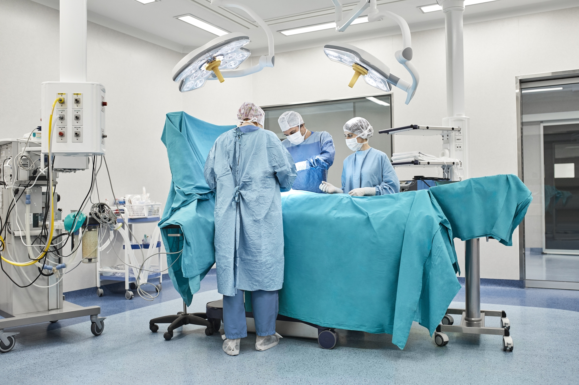 Venue pour une opération de la cheville, une adolescente ressort sans ses quatre dents de sagesse