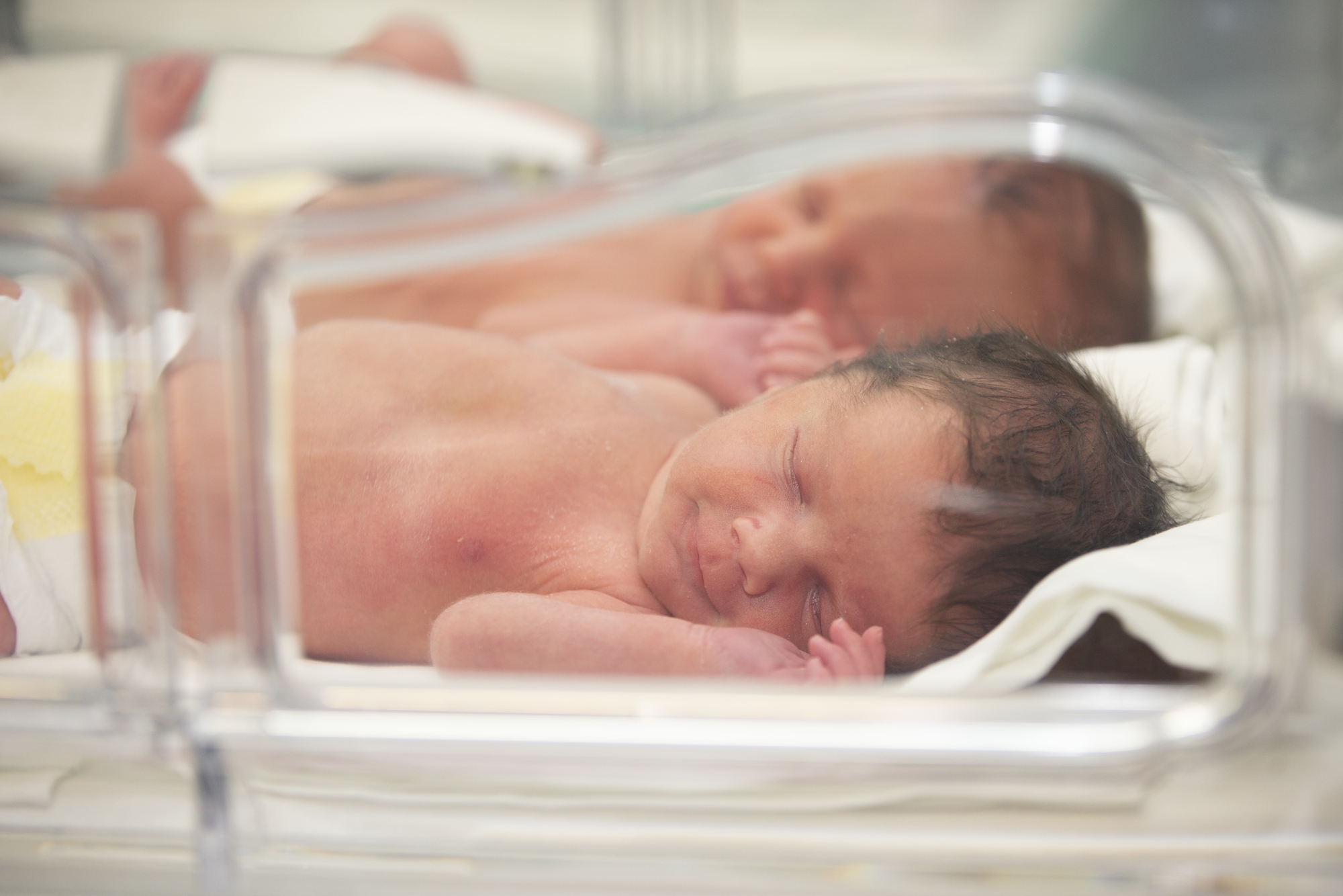 « 1 chance sur 15 millions » : une maman accouche de quadruplées identiques conçues naturellement