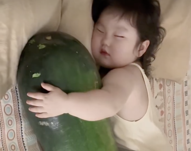 En pleine canicule, ces vidéos de bébés chinois dormant avec une énorme courge deviennent virales