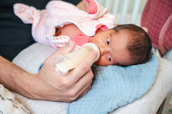 Peut-on mélanger deux laits infantiles ?