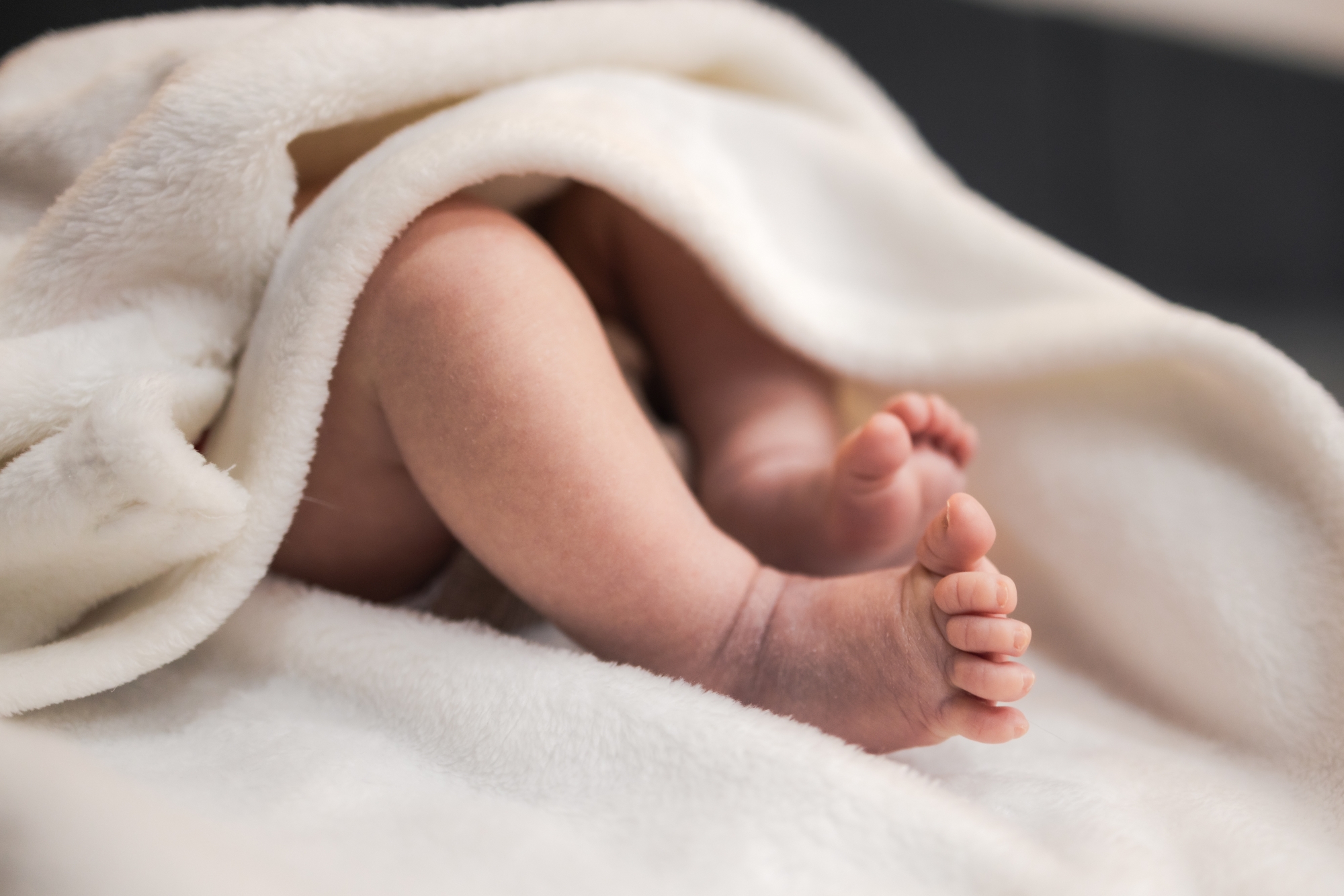 Renvoyée de la maternité, cette maman accouche finalement dans sa baignoire