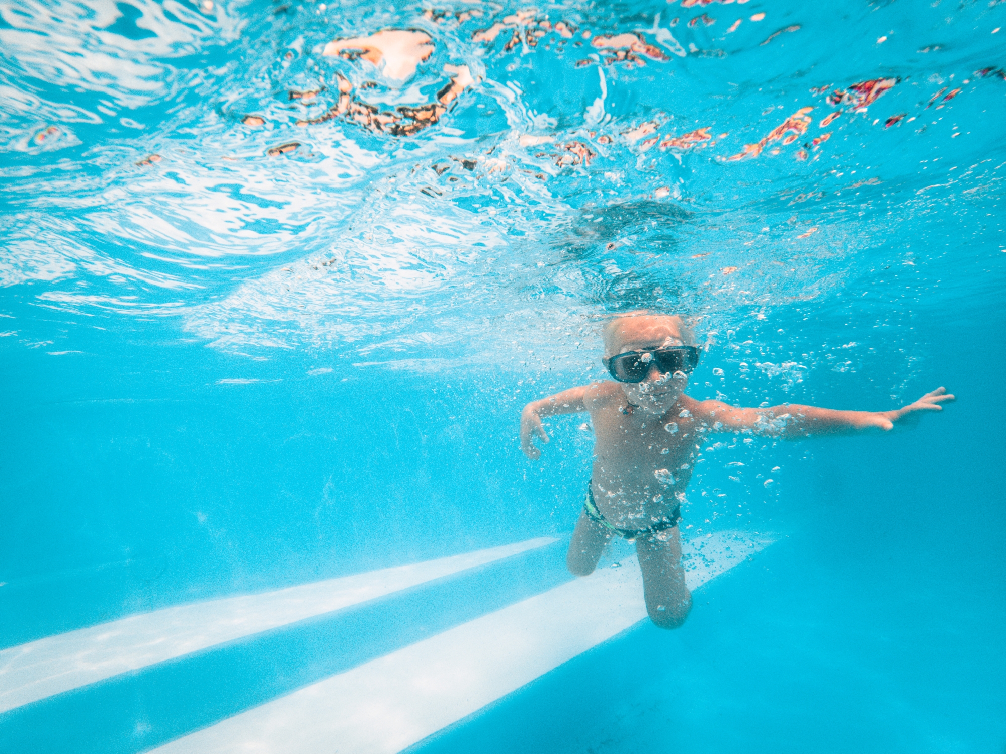 Un enfant donne l’alerte en voyant une femme maintenir un autre enfant sous l’eau dans une piscine