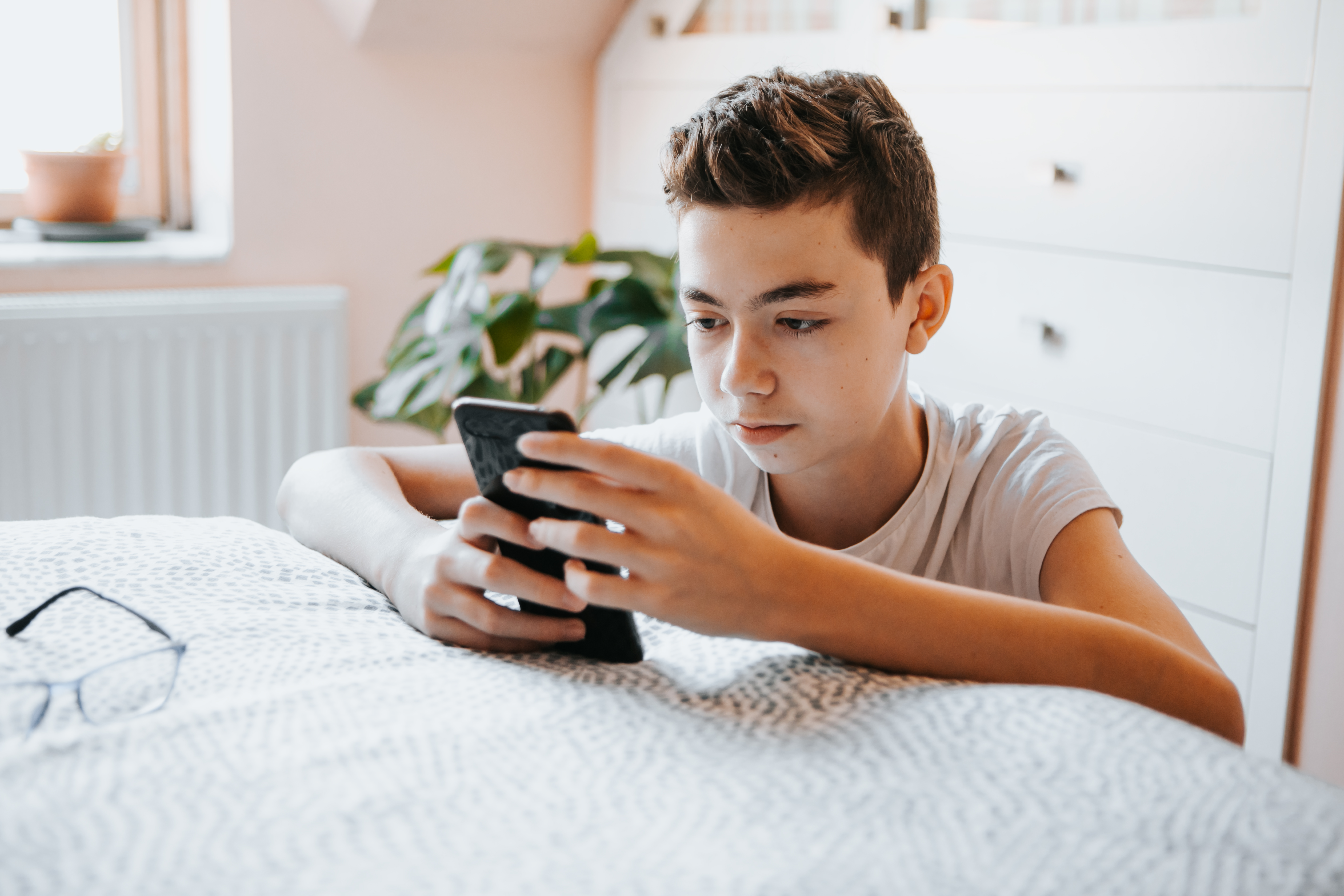 Votre ado n’arrive plus à quitter les réseaux sociaux ? Une étude révèle un lien avec le TDAH