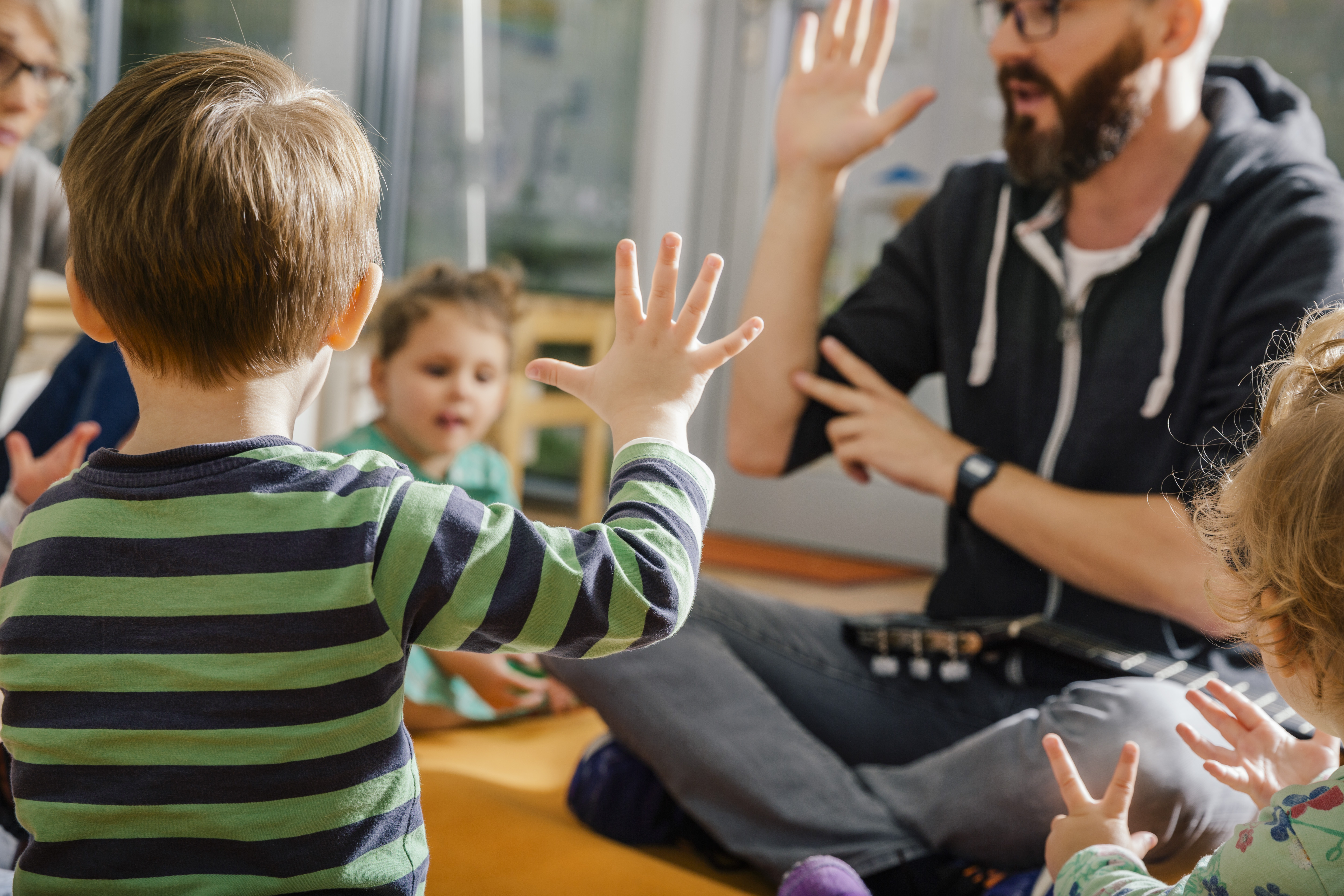 Violences sexuelles : les hommes doivent-ils disparaître du périscolaire ?