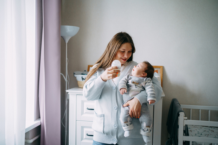 Peut-on réchauffer du lait infantile ?