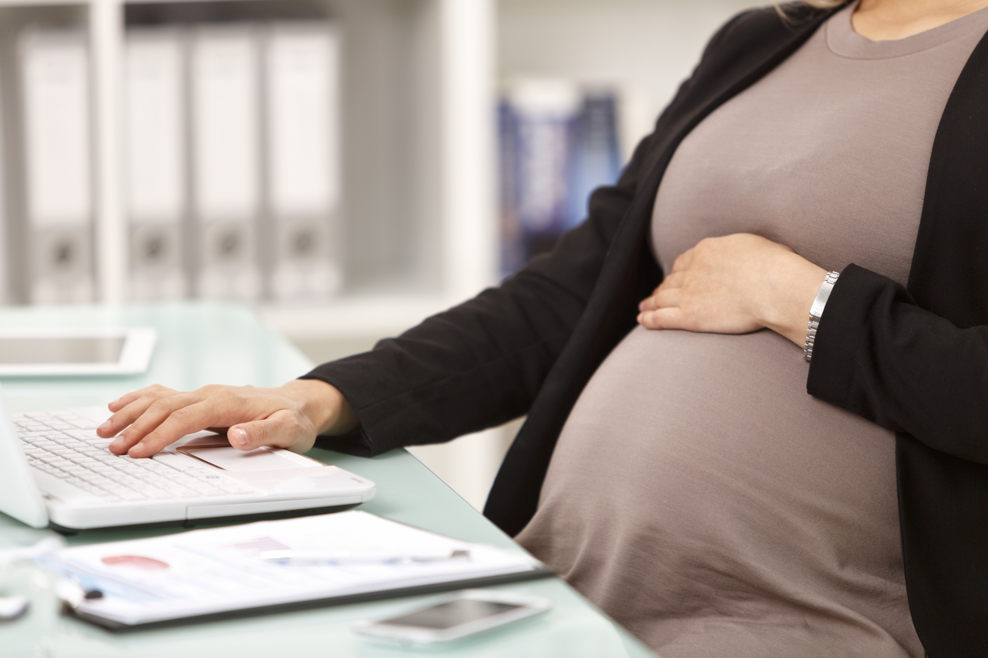 Enceinte de son troisième enfant, elle se fait licencier et attaque son employeur en justice