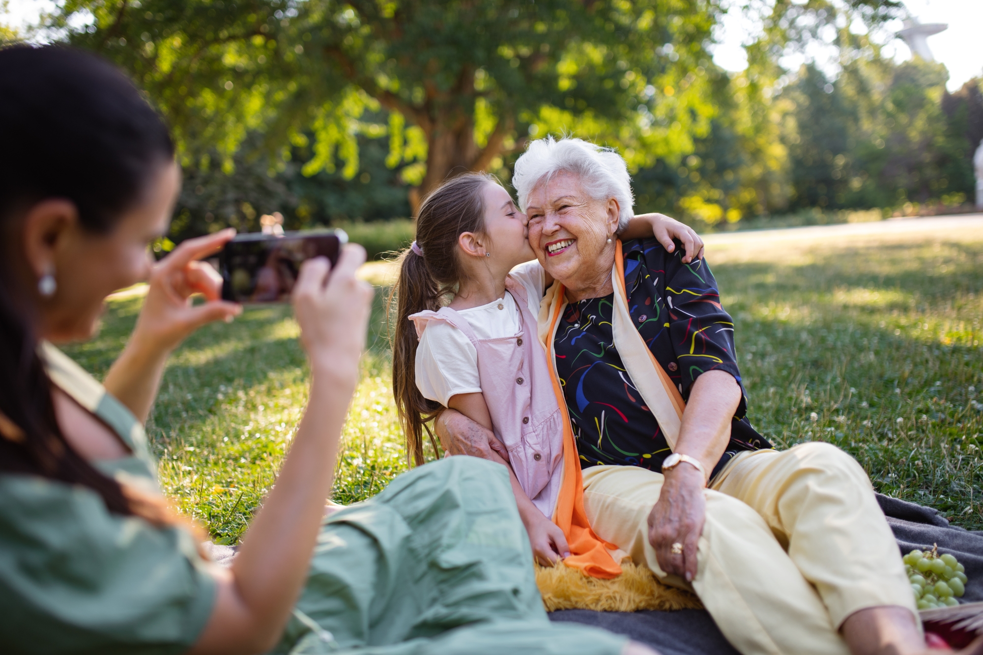 Ce que les vacances chez les grands-parents apportent que les parents ne peuvent pas toujours offrir