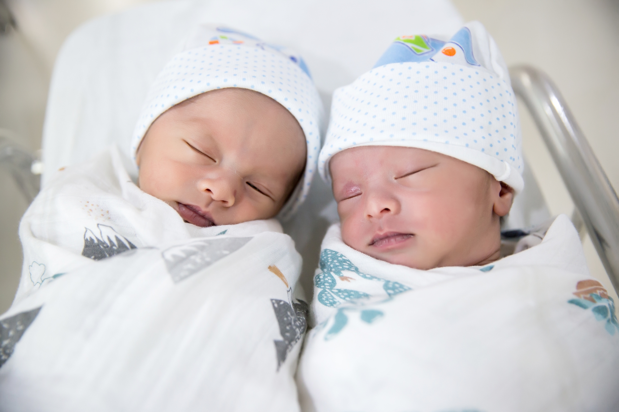 Adoptées par deux familles vivant à 5 000 kilomètres l’une de l’autre, ces jumelles se retrouvent grâce à une photo