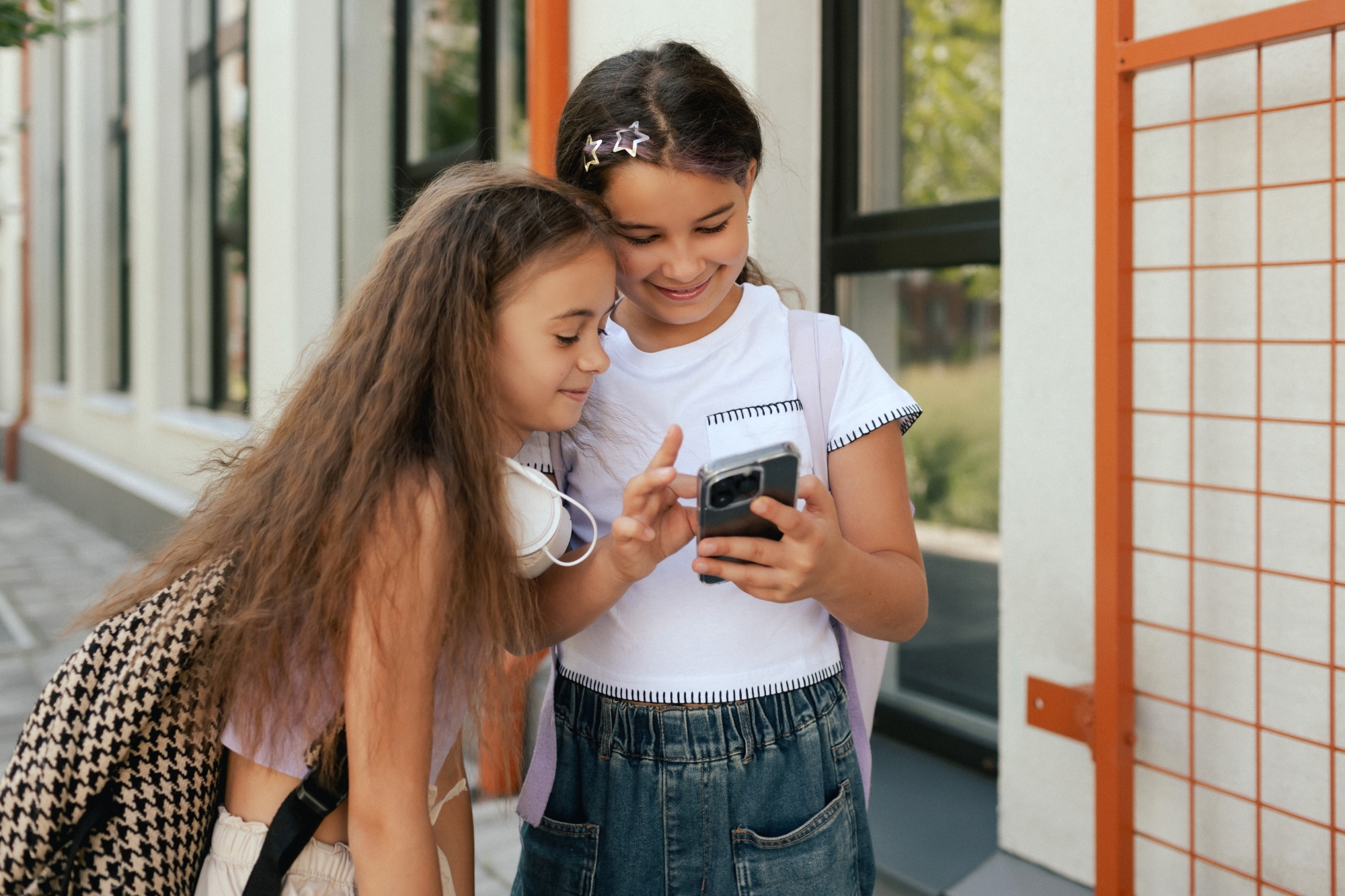 Premier téléphone de l'enfant : quand, comment, pourquoi ? Nos réponses !