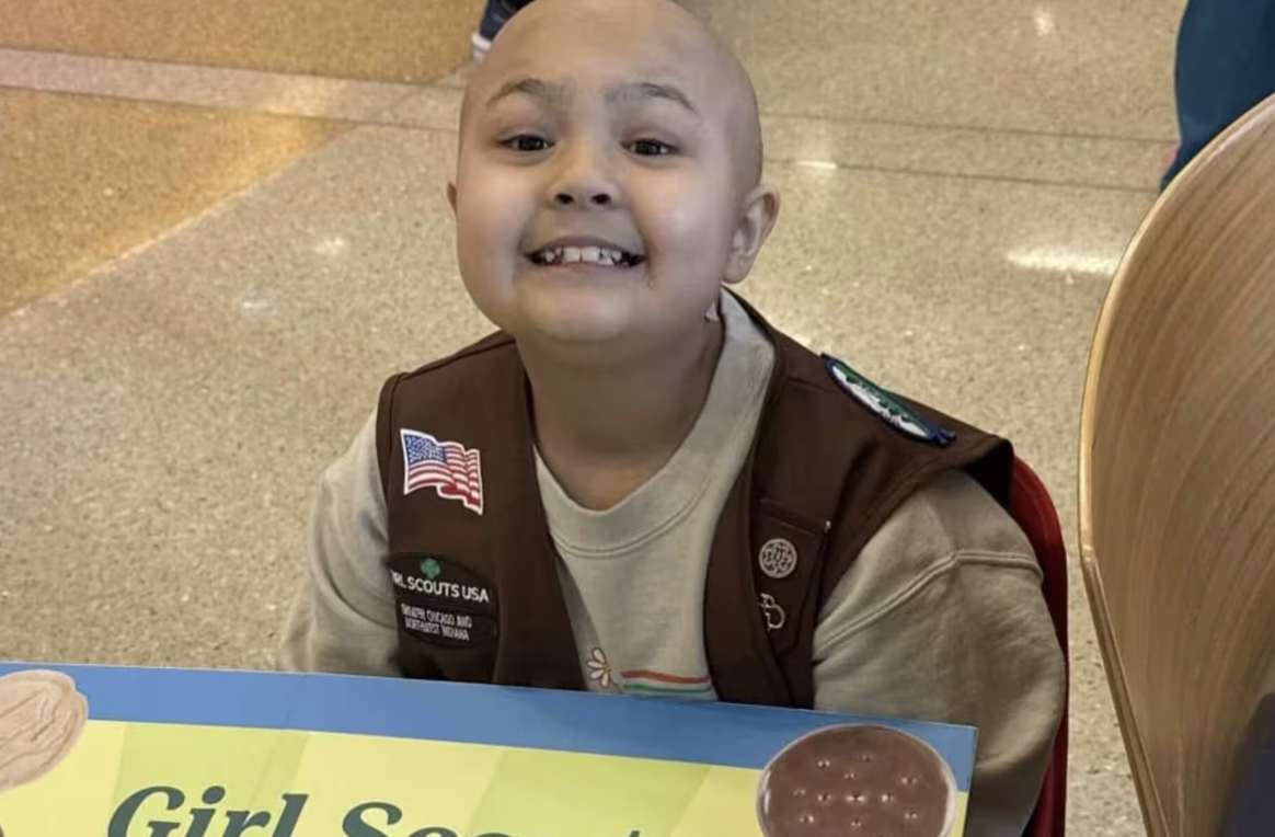 Atteinte d’une leucémie, cette scout de 8 ans transforme l’hôpital en stand de vente de cookies