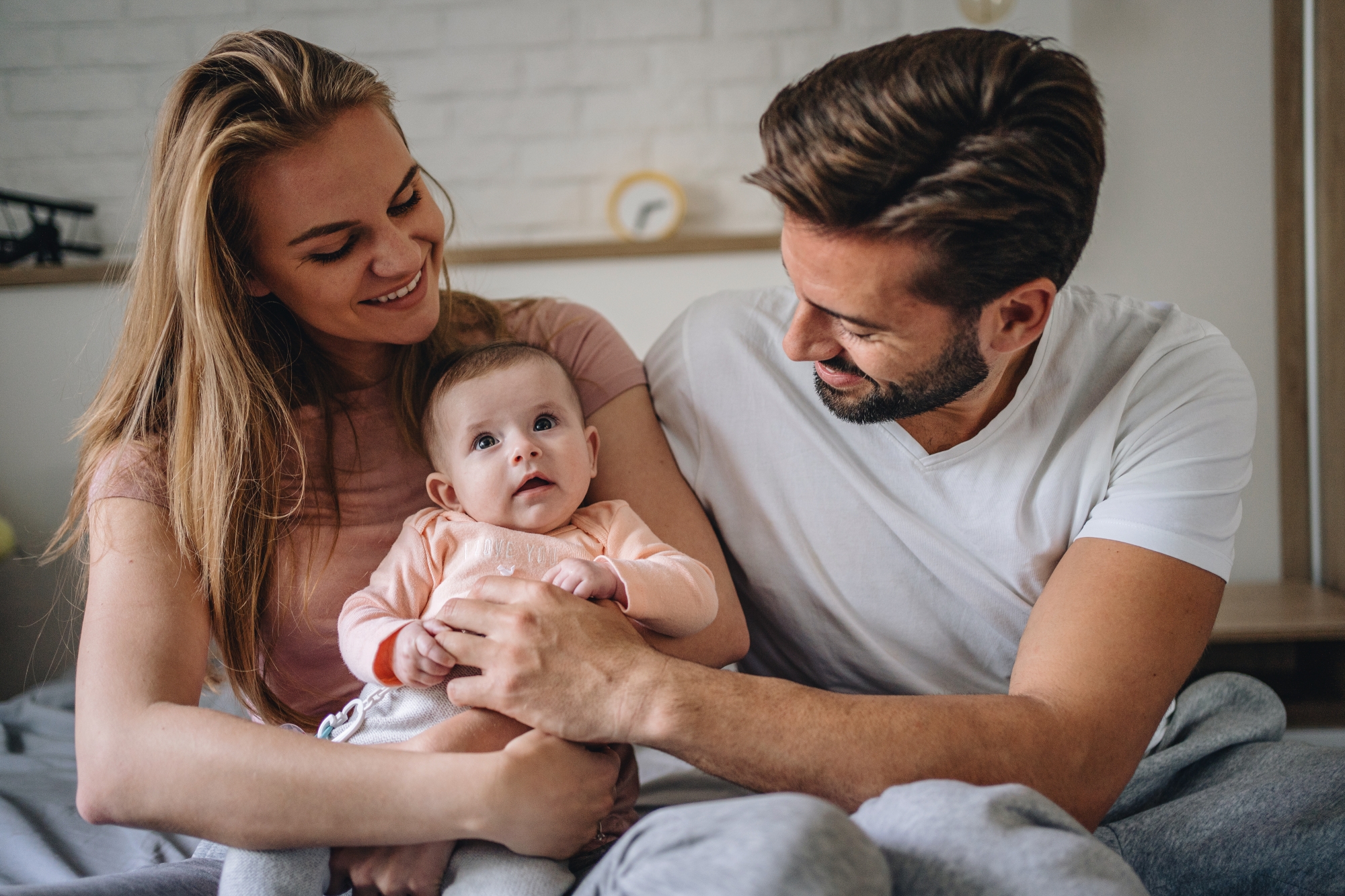 De plus en plus de bébés portent les noms de famille de leurs deux parents selon l’Insee