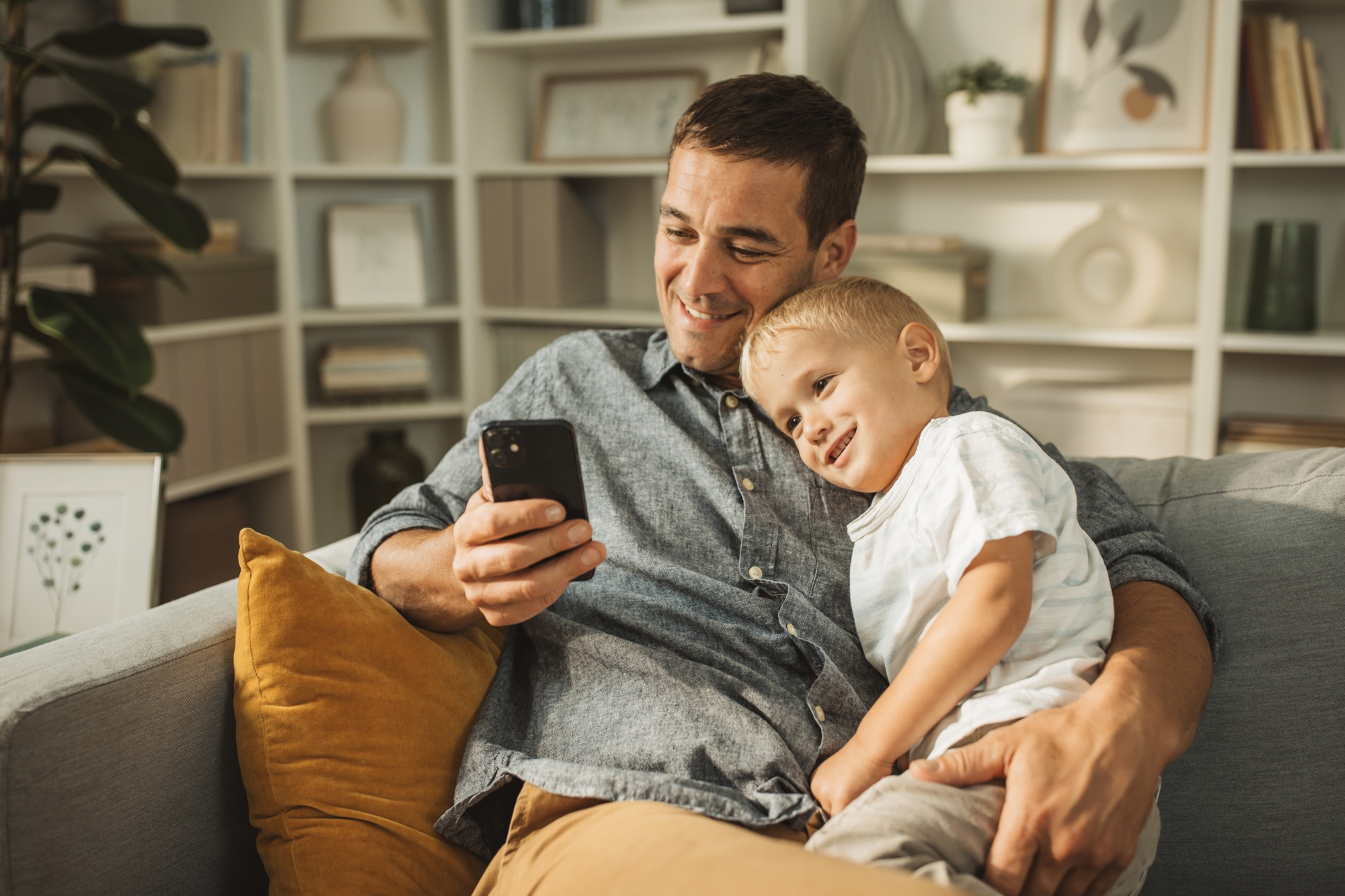 Votre enfant réclame votre téléphone ? Voici l’âge où tout commencerait