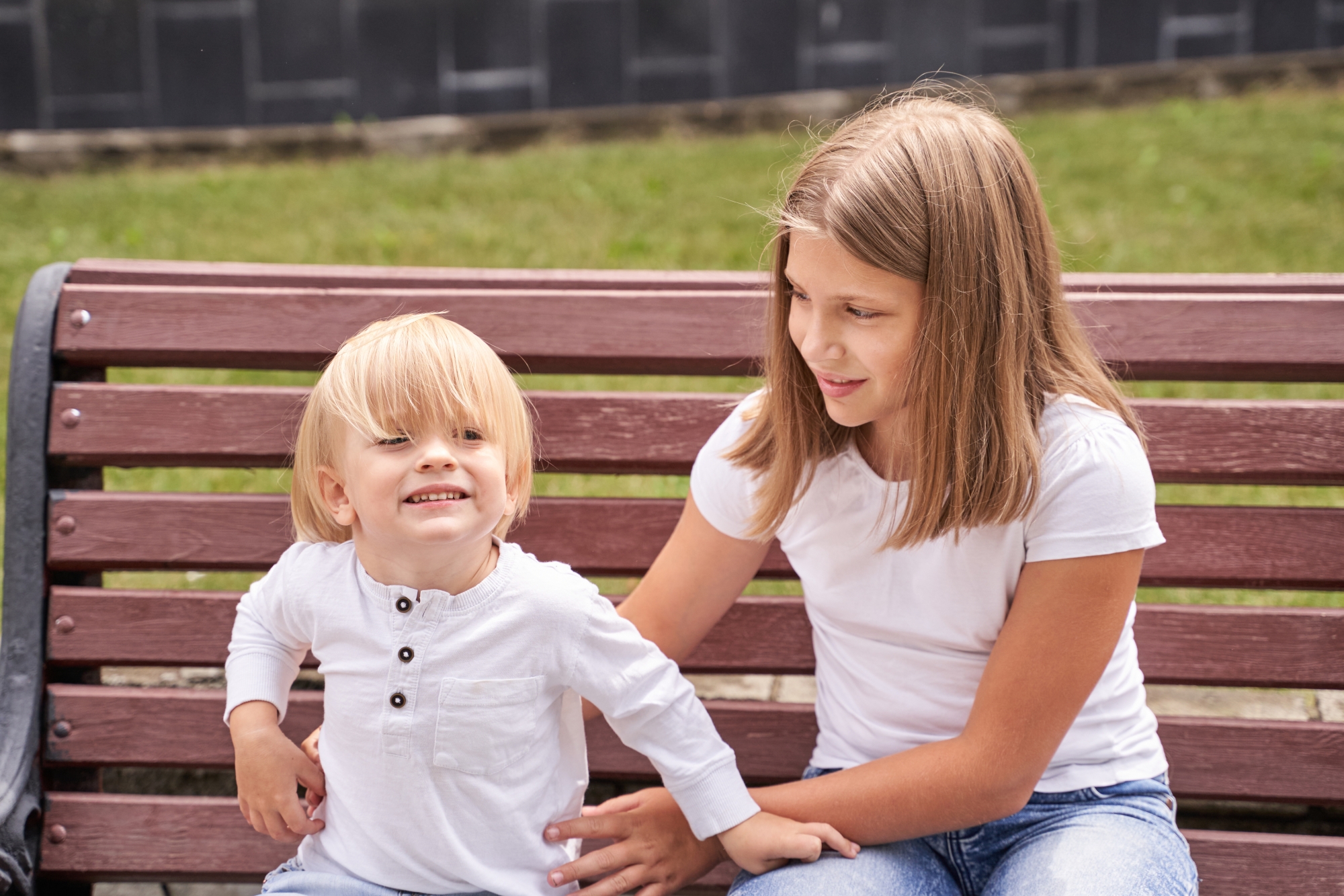 Cette erreur des parents alimente les rivalités entre frères et sœurs pendant l'été