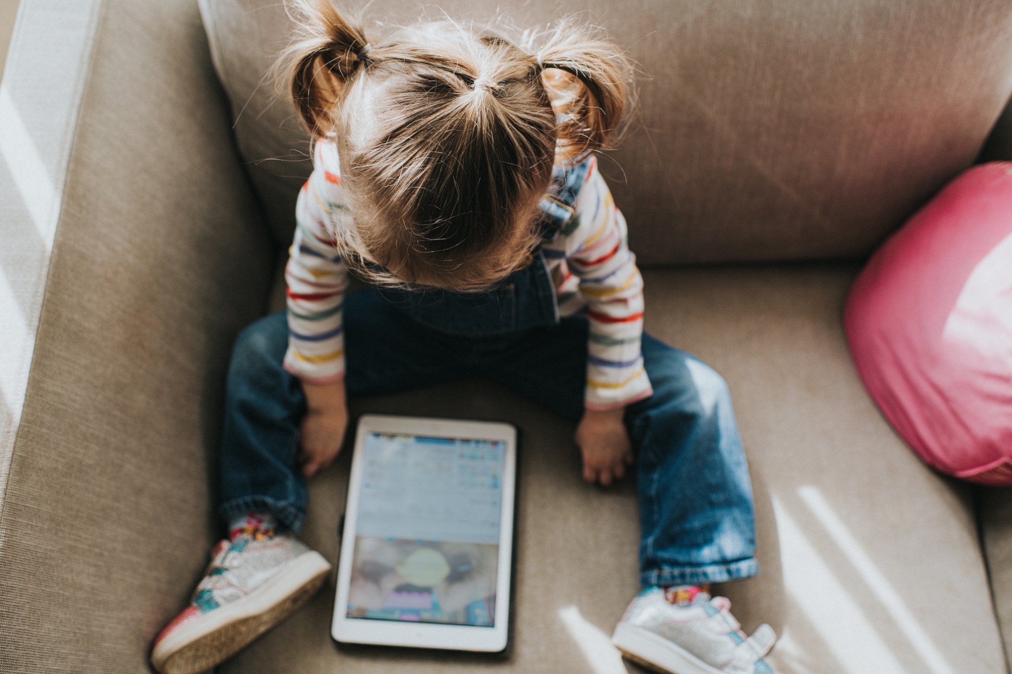 Ces 5 signes que votre enfant a peut-être trop d'écrans pendant les vacances