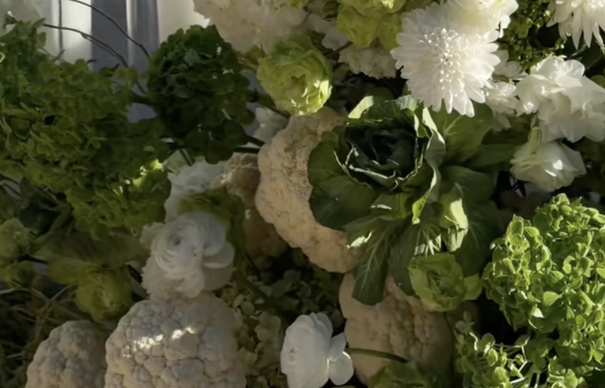 Pour réduire le budget du mariage, sa wedding planner remplace des fleurs par des choux-fleurs et de la salade