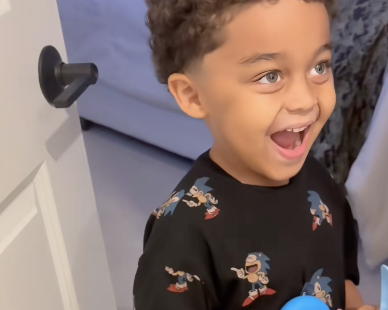 « Qu’est-ce qui est arrivé à ton visage ? » : à 4 ans, il découvre son père sans barbe, sa réaction est hilarante