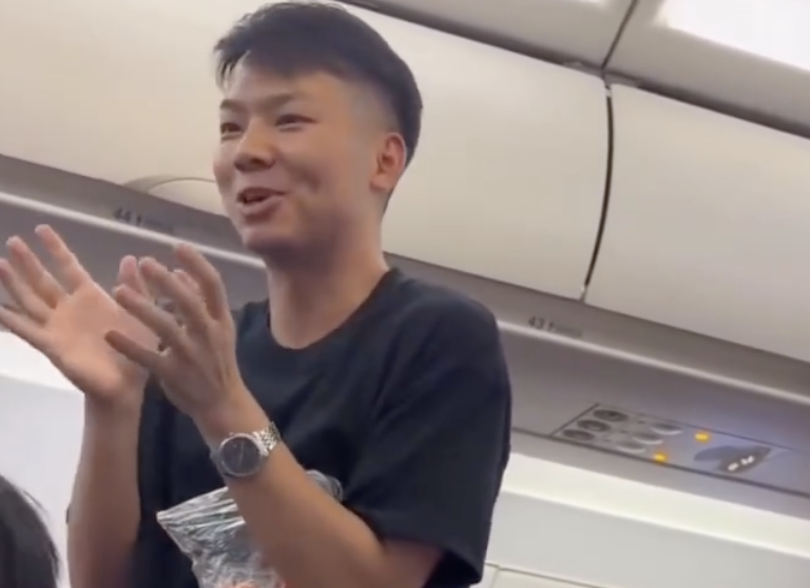Pour anticiper les pleurs de son bébé dans l’avion, ce père chinois offre un drôle de cadeau aux passagers