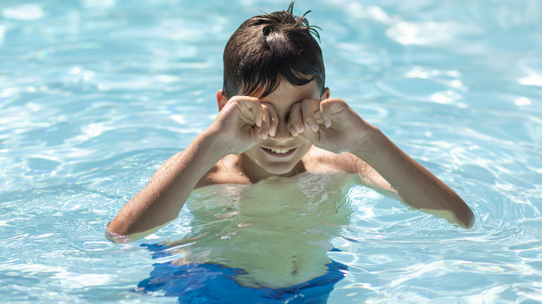 Yeux rouges après la piscine : quand consulter ?