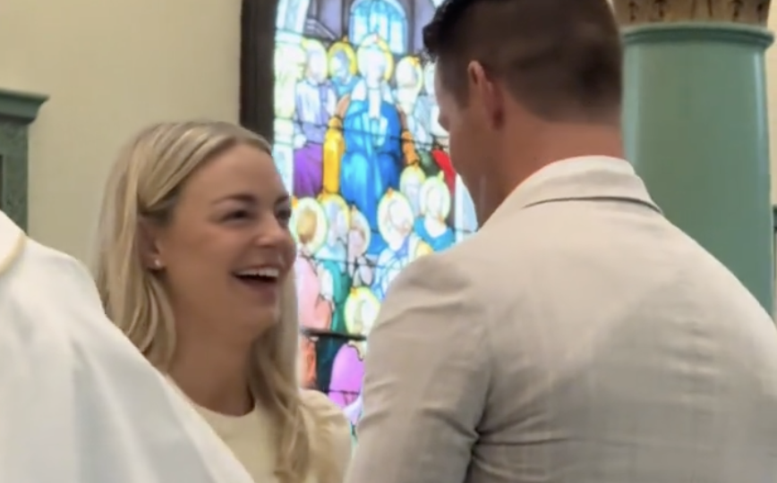 En larmes devant l’autel, cette mariée croit que le prêtre lui tend un mouchoir et commet une jolie bourde