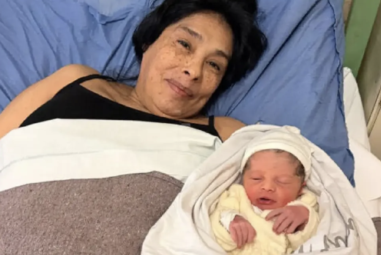 À 62 ans, elle devient maman pour la première fois