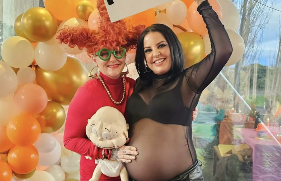 Pour sa baby shower, elle demande à ses invitées de se déguiser en mères célèbres (et c’est bluffant)