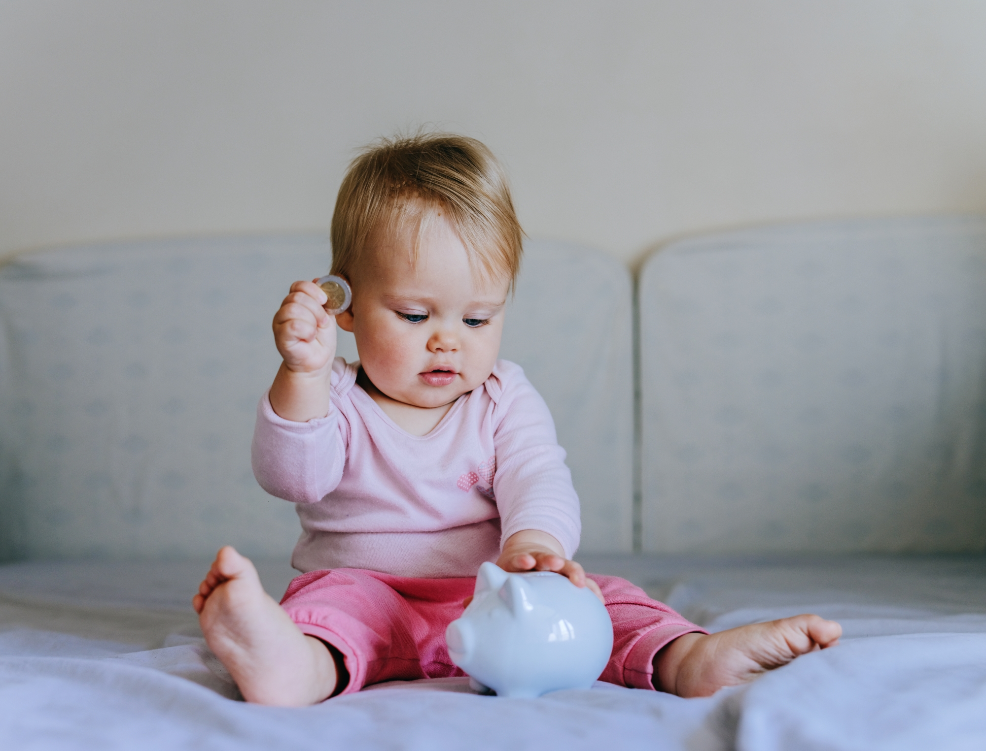 Argent : avoir un enfant est-il devenu un luxe en France aujourd'hui ?