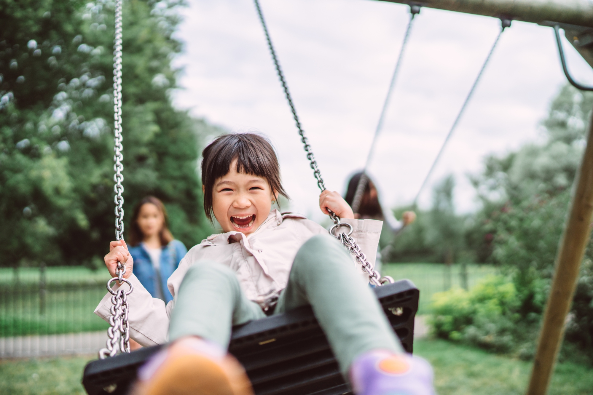 Les enfants qui se font facilement des amis à l'école ont souvent appris cette compétence avant la rentrée