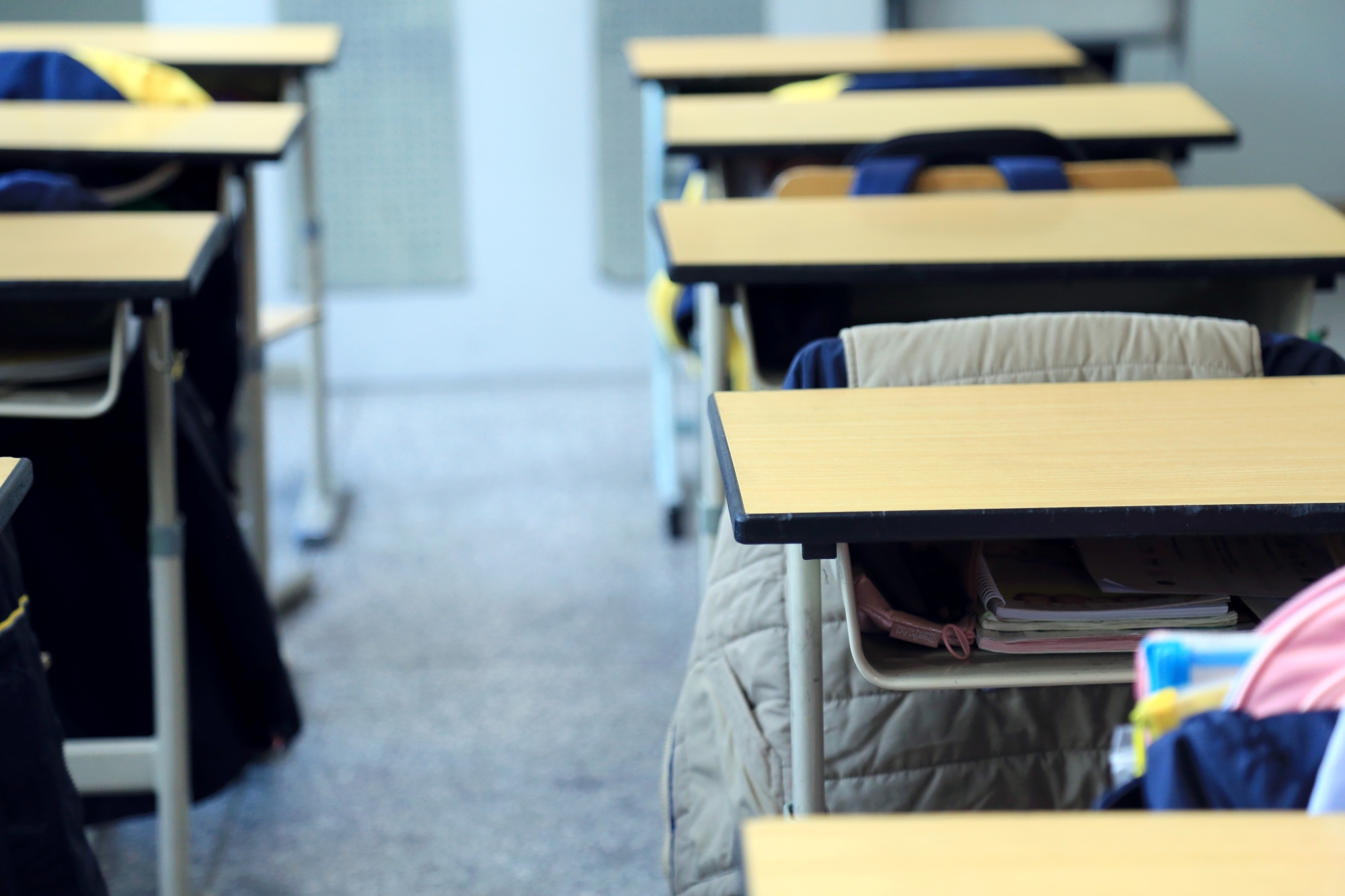 Pendant 50 ans, cet enseignant a gardé une chaise vide dans sa classe : voici ce qu’elle symbolisait