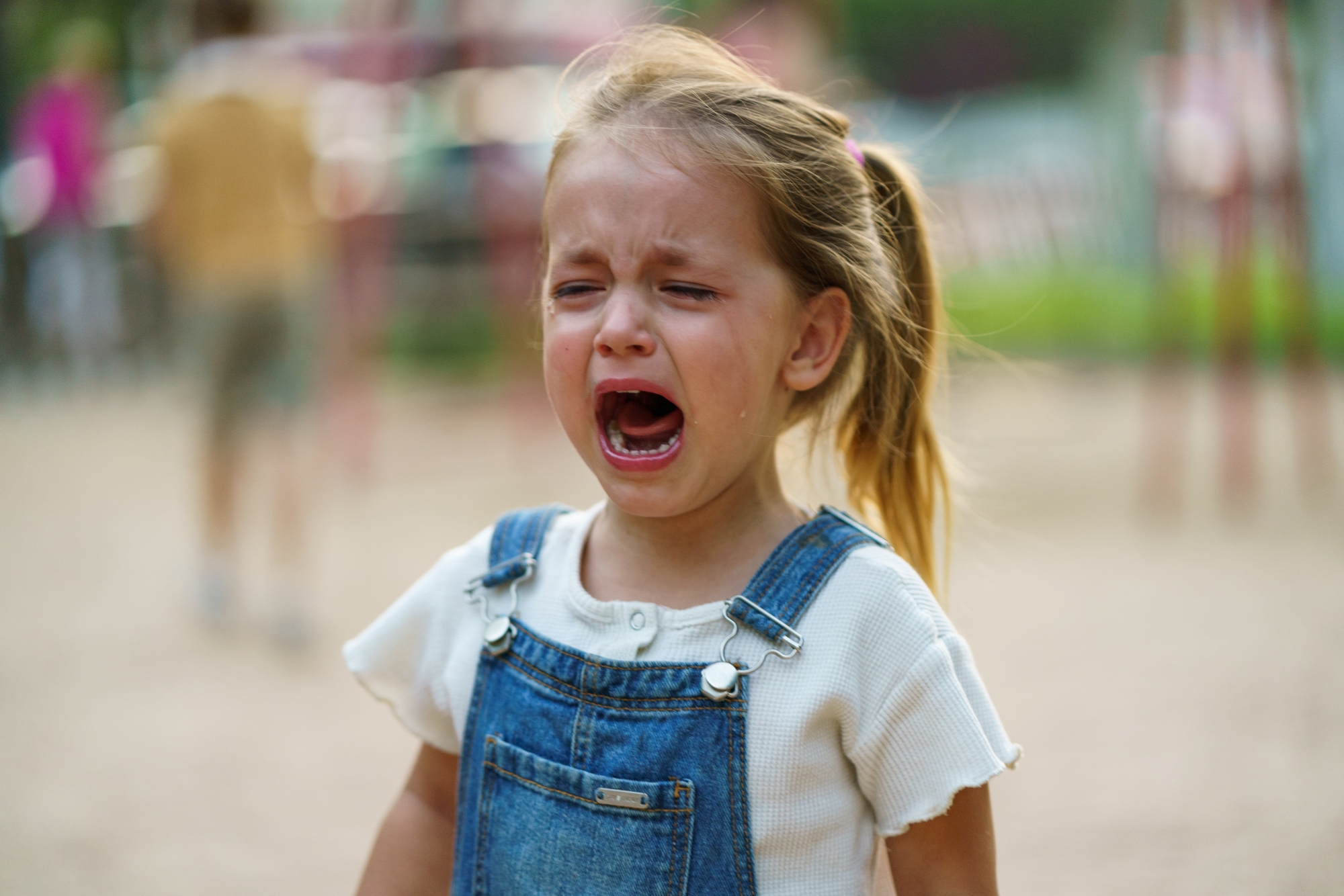 Pourquoi votre enfant fait des crises à la sortie d’école et pas à l’école