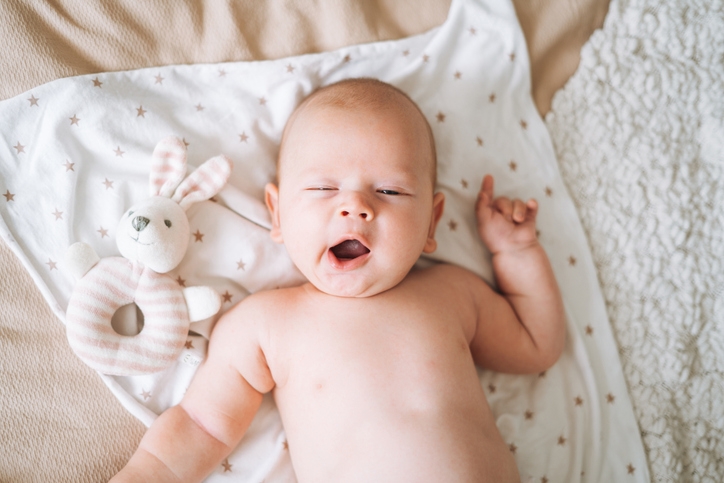 Pourquoi votre bébé se réveille exactement 45 minutes après l'endormissement