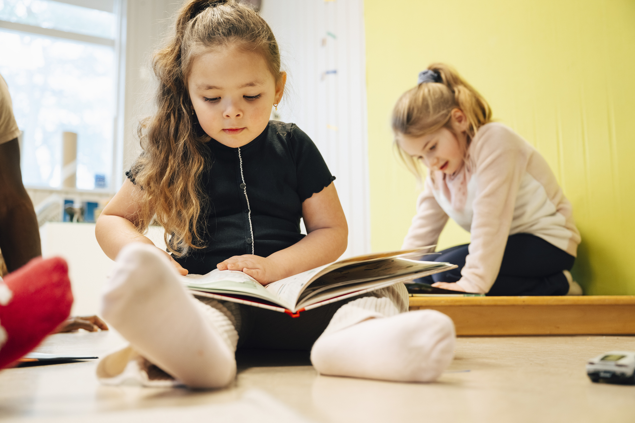 Apprendre à lire dès la maternelle pour de meilleurs résultats ?