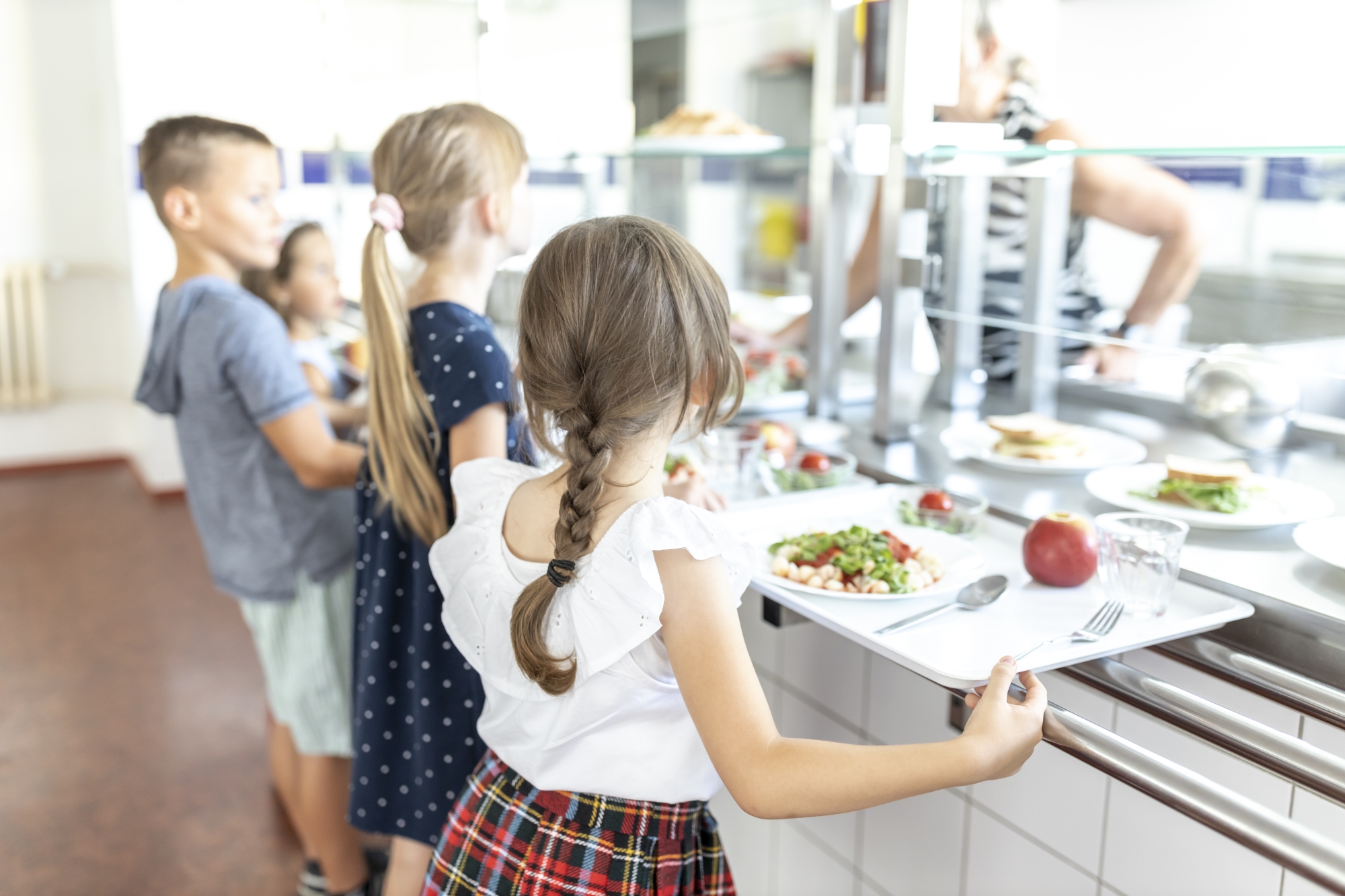 Ce que votre enfant aimerait entendre quand il mange seul à la cantine