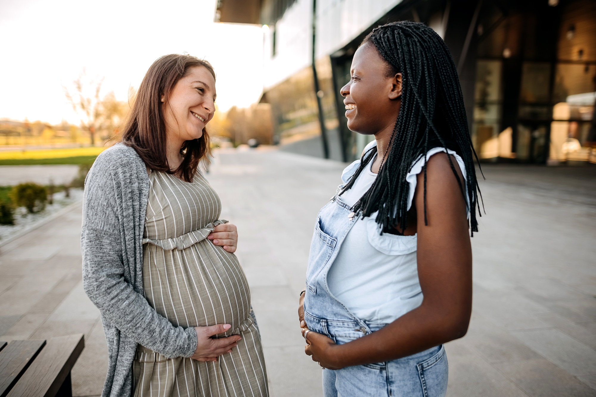 Enceintes au même moment, ces deux meilleures amies voient leurs enfants se marier 25 ans plus tard
