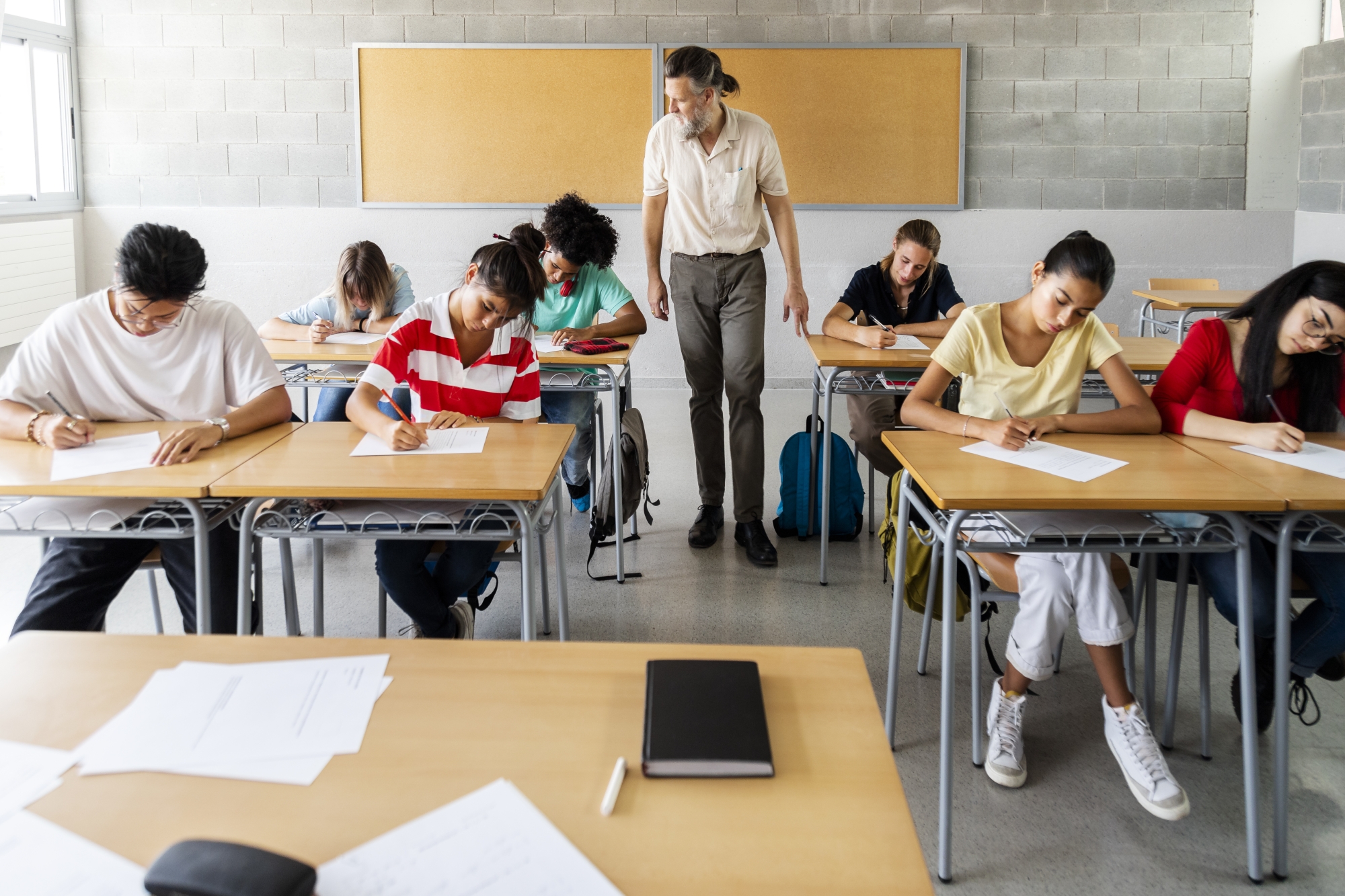 Classement Pisa 2026 : la France piétine à la 27e place, les résultats des élèves continuent de baisser