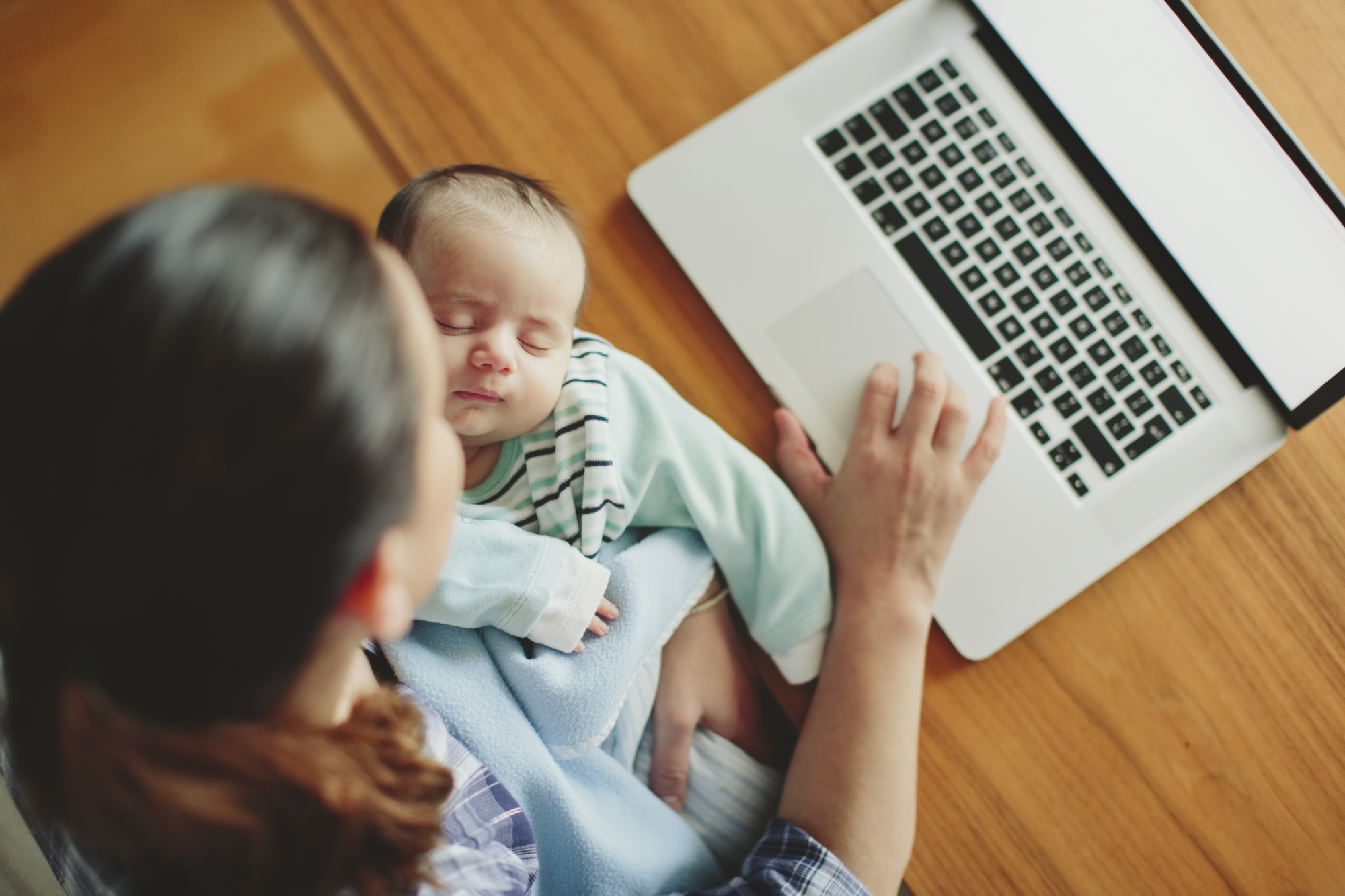 Congé obligatoire, télétravail… : le Haut Conseil à l’égalité propose 45 mes pour que la maternité ne freine plus les carrières