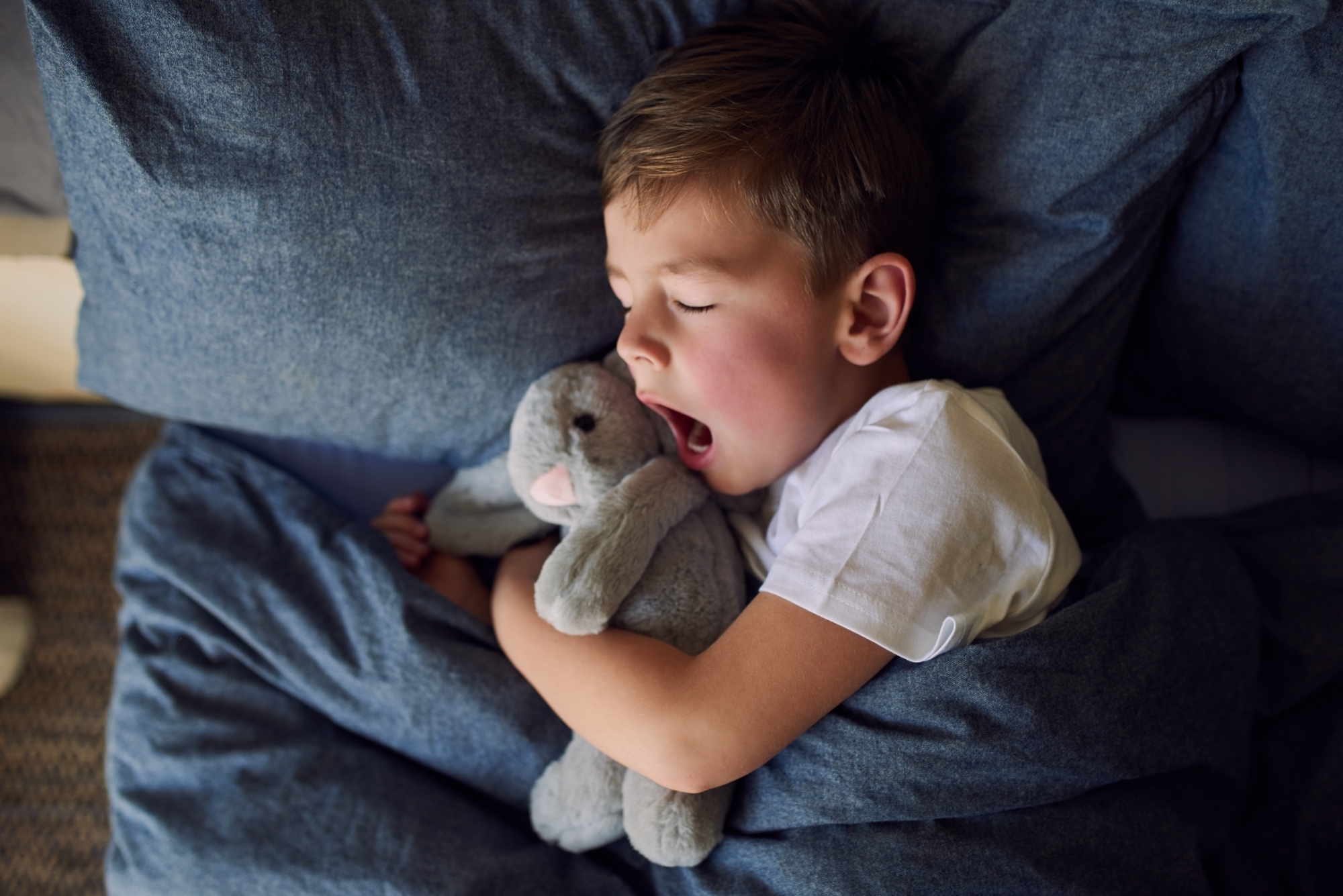 “Dors, sinon…” : pourquoi menacer au coucher a l’effet inverse