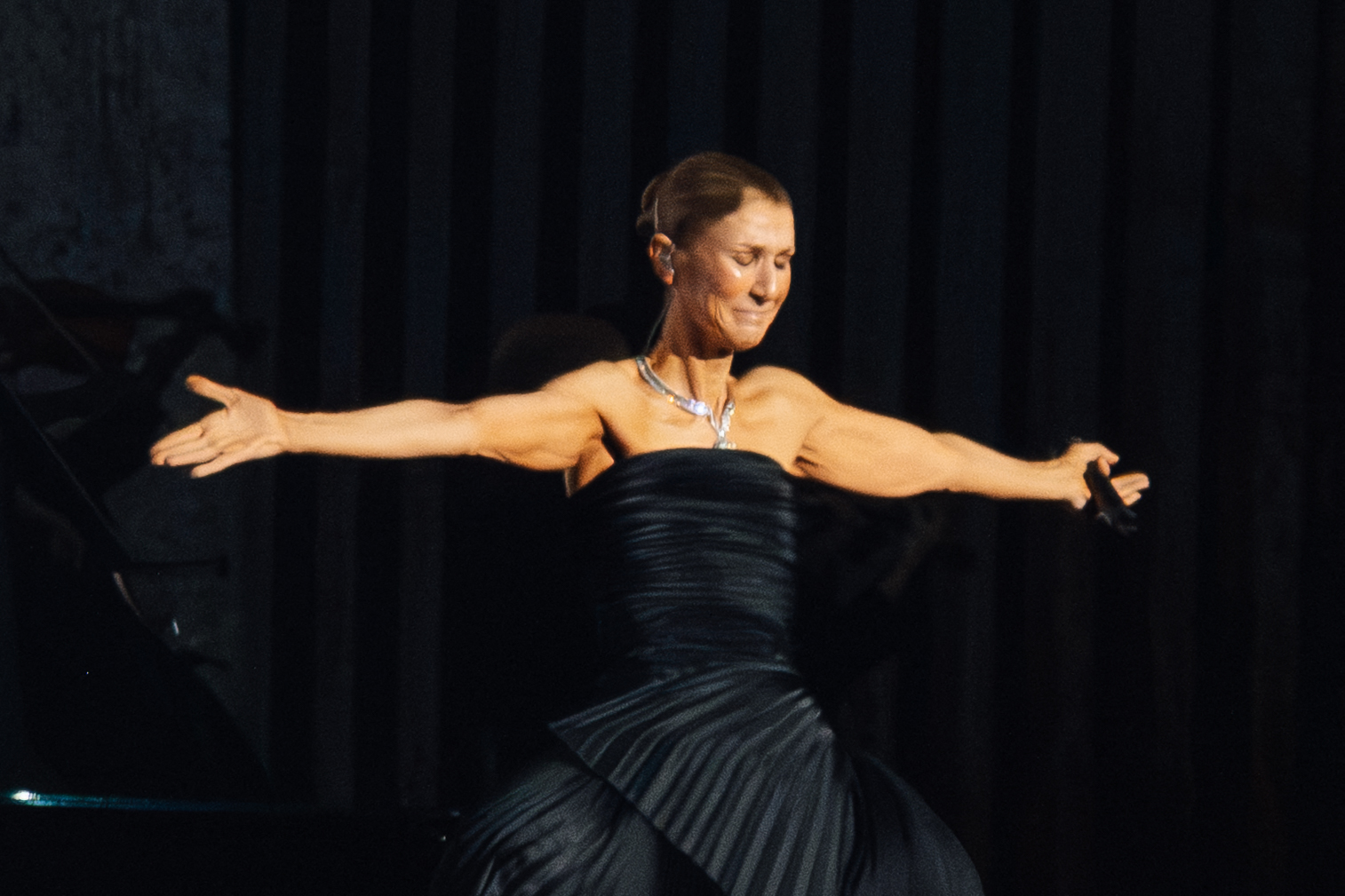 Céline Dion entourée par ses 3 fils, elle partage une tendre photo en coulisses de son premier concert à Paris