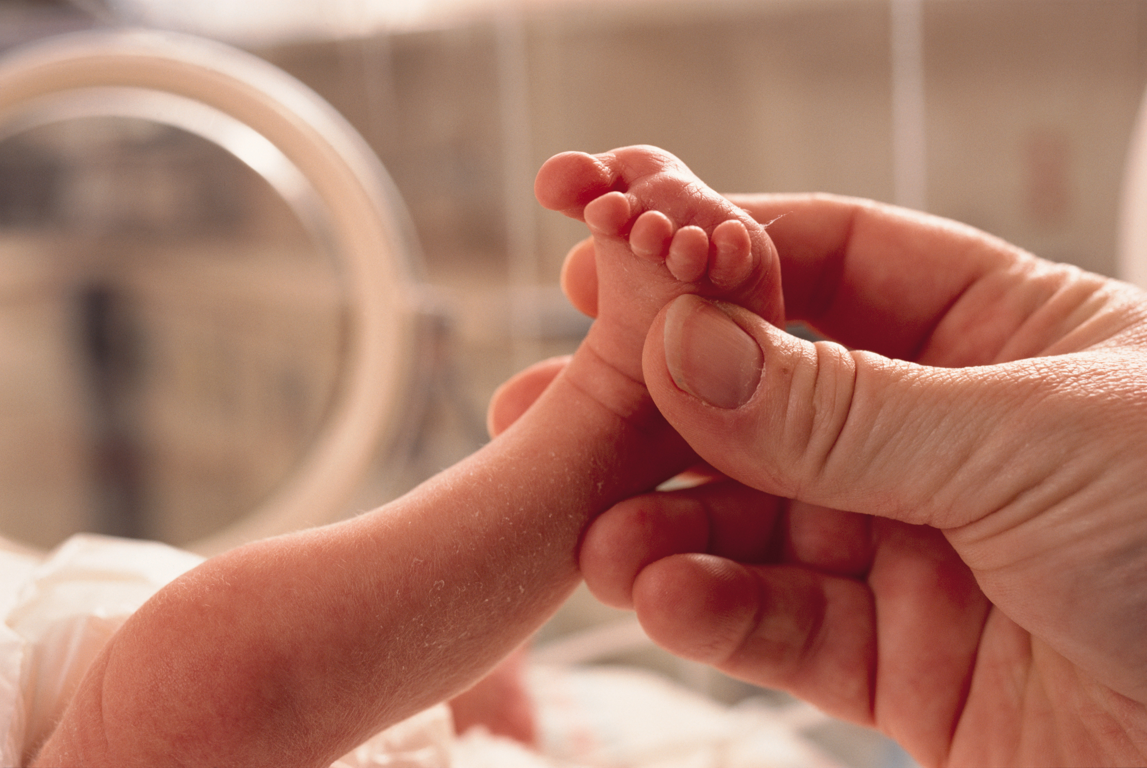 Prématurés : découvrez leurs défis face aux bébés nés à terme