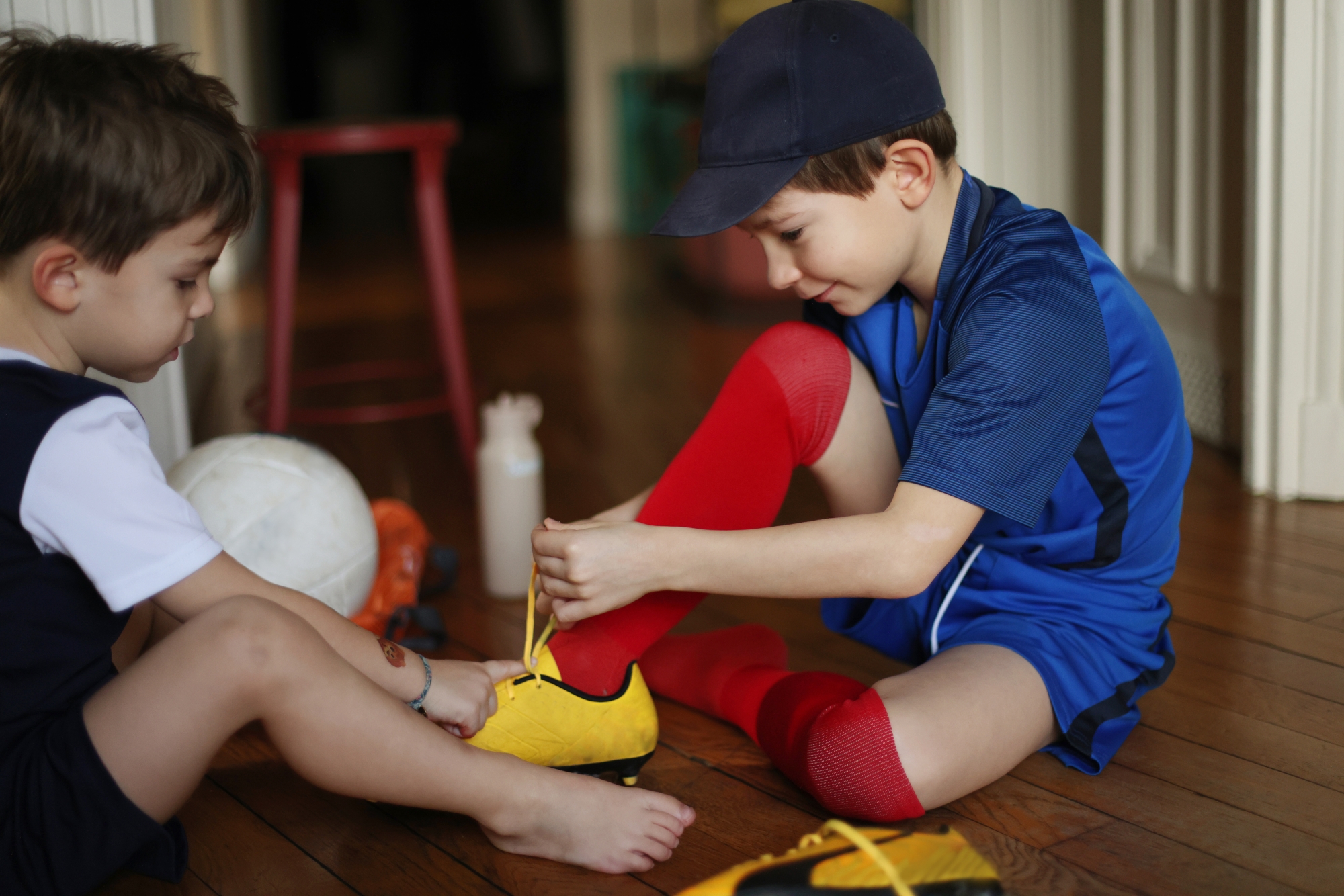 La rentrée du petit prend toute la place : 5 signes que l’aîné se sent relégué au second plan