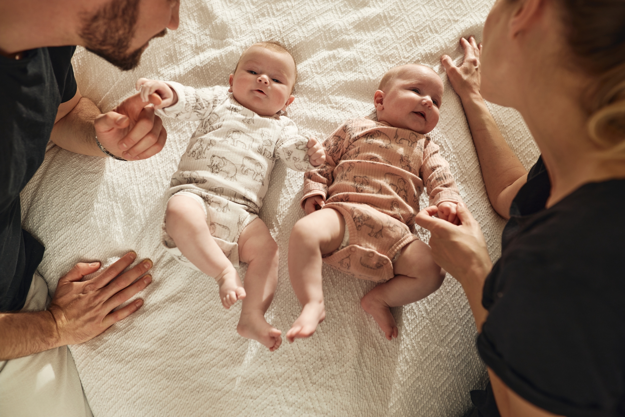Filles et garçons ne regarderaient pas la même chose dès la naissance, selon une étude